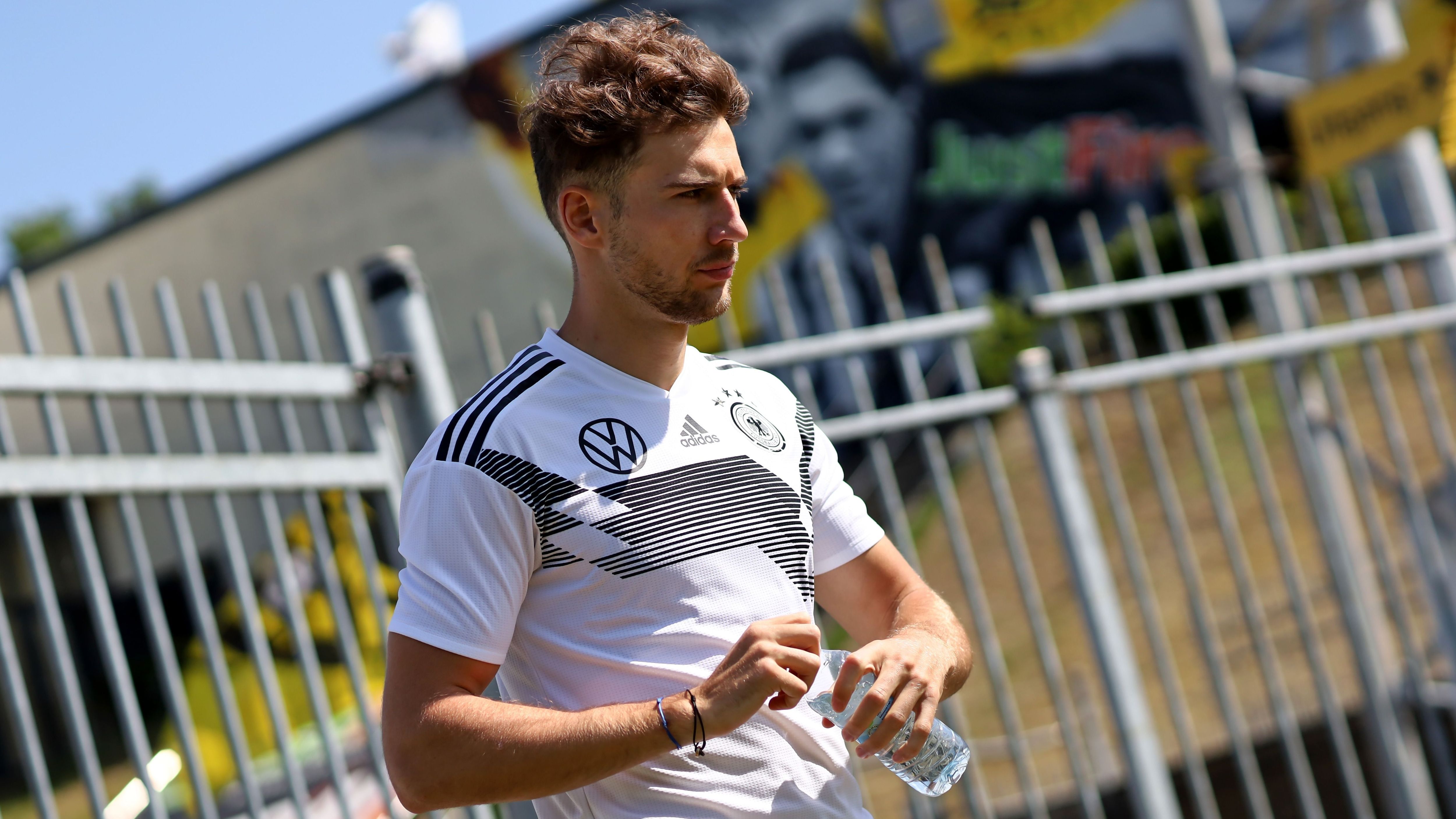 
                <strong>Offensives Mittelfeld: Leon Goretzka</strong><br>
                Nachdem sich Leon Goretzka erst im September wegen einer Oberschenkelprellung einer OP unterziehen musste, wird Joachim Löw auch vorerst nicht auf den Mittelfeld-Star des FC Bayern zurückgreifen können.
              