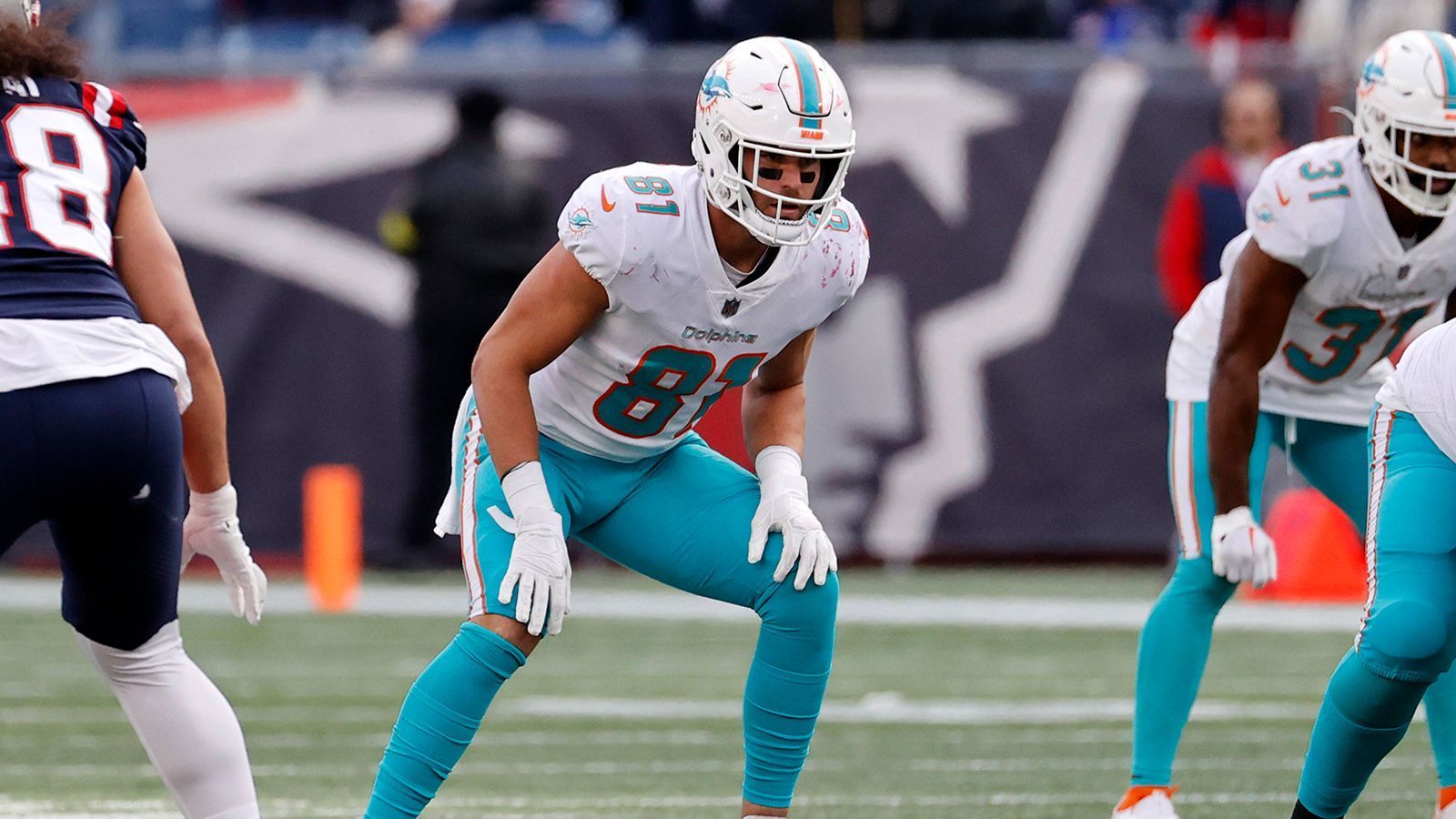 
                <strong>29. Platz: Miami Dolphins</strong><br>
                &#x2022; Starter: Durham Smythe<br>&#x2022; Backups: Eric Saubert, Tyler Kroft, Elijah Higgins<br>Durham Smythe ist hauptsächlich für seine Fähigkeiten als Blocker bekannt und wurde bisher nur selten ins Passspiel eingebunden. Gleiches gilt für Eric Saubert und Tyler Kroft. Vielleicht entpuppt sich der schnelle Elijah Higgins als Receiving-Option. Bis dahin finden sich die Tight Ends - aufgrund des recht geringen Mehrwerts im Passspiel - recht weit unten wider. 
              