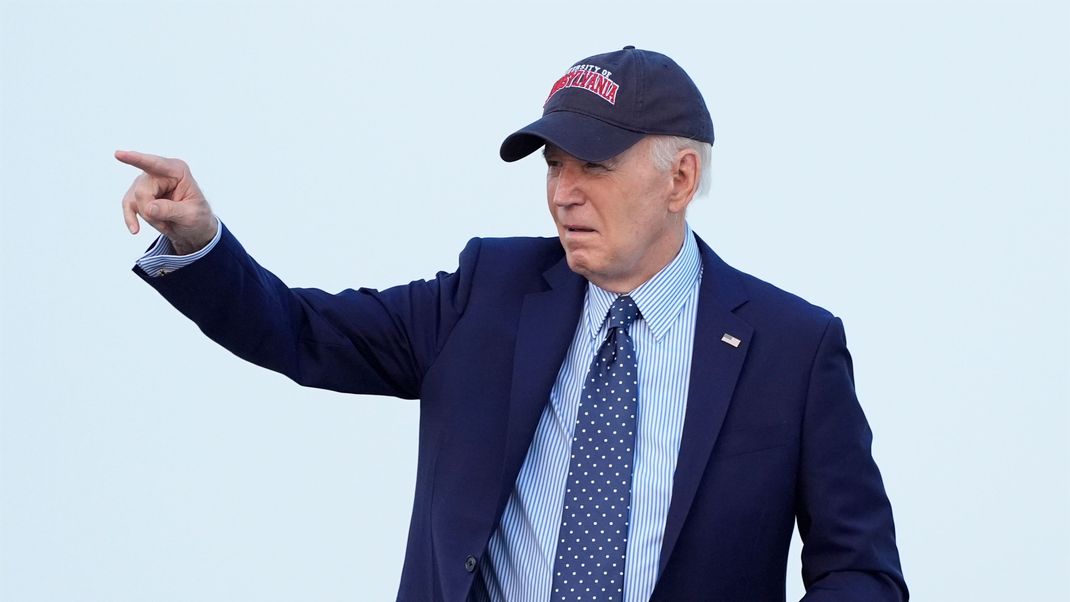 US-Präsident Joe Biden besteigt die Air Force One am Philadelphia International Airport auf dem Weg nach Hagerstown. (Archivbild)