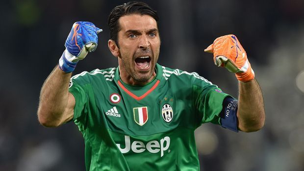 
                <strong>Torwart: Gianluigi Buffon</strong><br>
                Torwart: Gianluigi Buffon. Man könnte hier auch Oliver Kahn, Iker Casillas oder Manuel Neuer anführen. Wir entscheiden uns für den Italiener. Mit einer Ablösesumme von rund 53 Mio. Euro hält Buffon noch heute den Rekord des teuersten Keepers. 
              