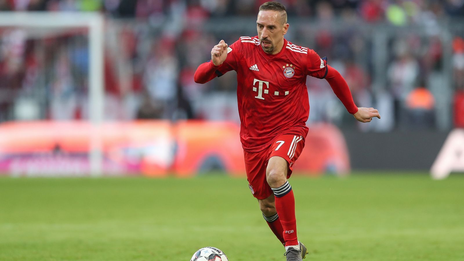 
                <strong>Franck Ribery</strong><br>
                In der 55. Minute für Gnabry eingewechselt. Wie immer top motiviert, wirbelt auf der linken Seite und sorgt im VfL-Strafraum eigentlich permanent für Gefahr. Hätte sich eigentlich mit einem Tor belohnen müssen, kann sich aber über zwei Assist freuen, als er Müllers 4:0 und Kimmichs 5:0 auflegt. ran-Note: 2
              