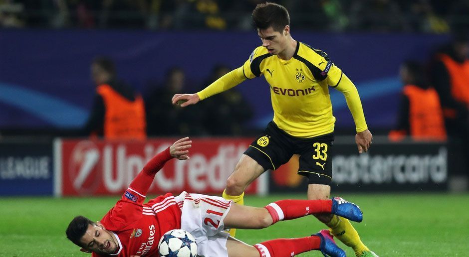 
                <strong>Julian Weigl (Borussia Dortmund) </strong><br>
                Julian Weigl (Borussia Dortmund): Gemeinsam mit Castro war es Weigls Aufgabe, die fünf Offensivspieler abzusichern. In der Anfangsphase sehr präsent, mit guten Zweikämpfen und Übersicht im Mittelfeld. In Benficas Druckphase hatte auch Weigl zu kämpfen, doch in der zweiten Hälfte hatte er nicht nur bei seinem langen Diagonalball vor dem 2:0 starke Szenen. ran-Note: 2
              