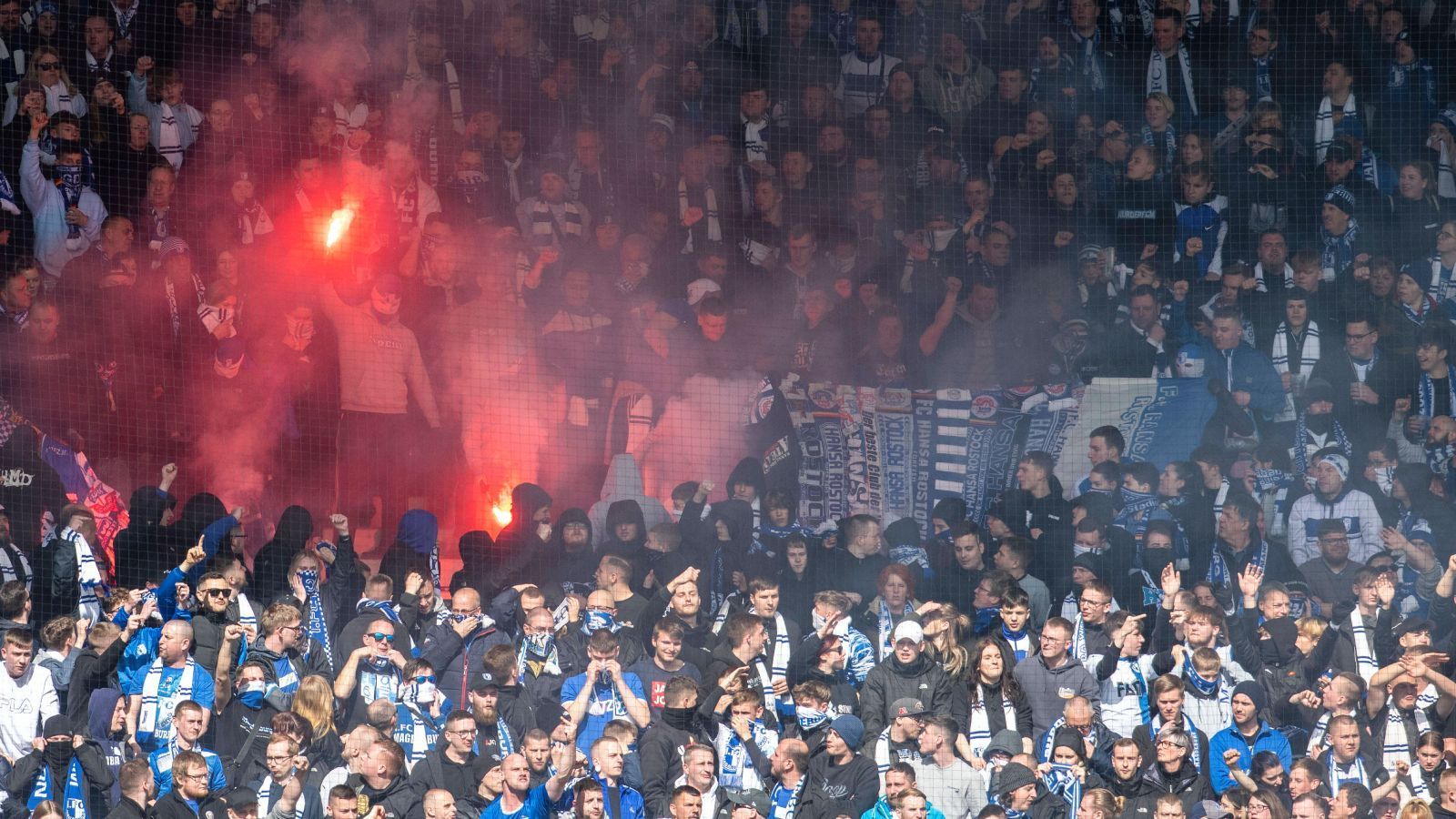 
                <strong>Hansa Rostock</strong><br>
                Wenn die Fans des FC Hansa Rostock auf Reisen sind, dann brennt es meistens - buchstäblich. Da die Hansa-Fans ein Faible für Pyrotechnik haben und es uns zu langweilig war, Kogge in den Google-Übersetzer einzutippen, sind es die Rostock Pyromaniacs geworden.
              