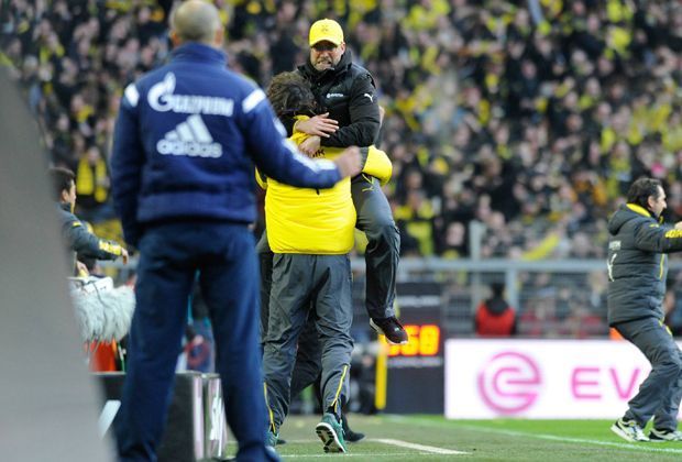 
                <strong>Klopp im Torjubelrausch</strong><br>
                Bei Klopp brechen jetzt alle Dämme. Er weiß, den Derbysieg und den vierten Bundesliga-Erfolg in Serie nimmt uns keiner mehr.
              