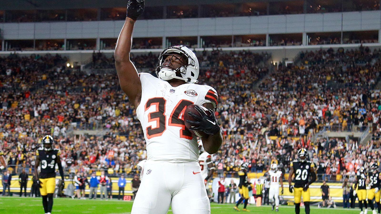 <strong>Jerome Ford (Cleveland Browns)</strong><br>Eine <a href="https://www.ran.de/sports/american-football/nfl/news/cleveland-browns-nick-chubb-verletzung-knie-saisonaus-pittsburgh-steelers-kevin-stefanski-320411">absolute Horrorverletzung - Nick Chubb fällt für den Rest der Saison aus</a>. Positiv für die Browns: Ford hat ihn gegen die Steelers gut ersetzt! Dennoch hat das Team Kareem Hunt nun zurückgeholt. Hunt spielte vergangene Saison noch für die Browns, erhielt jedoch keinen neuen Vertrag.
