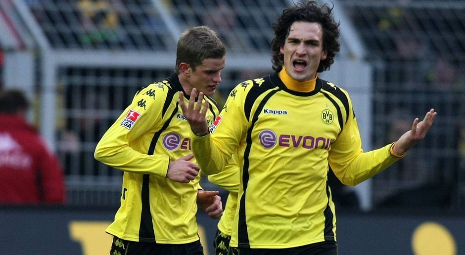 
                <strong>2009 - Mats Hummels zu Borussia Dortmund (4,2 Mio.)</strong><br>
                Bereits im Januar 2008 verliehen die Bayern Hummels an den BVB. Vor der Saison 2009/10 verpflichtete die Borussia ihn dann fest. Ein absoluter Glücksgriff: Mit Hummels als Ruhepool in der Innenverteidigung gewann Dortmund zwei Meisterschaften und einmal den DFB-Pokal. Außerdem stand er mit dem BVB im Champions-League-Finale. Für 35 Millionen Euro musste Uli Hoeneß das Eigengewächs 2016 zurückkaufen - das Geld hätte sich der FCB sparen können.
              