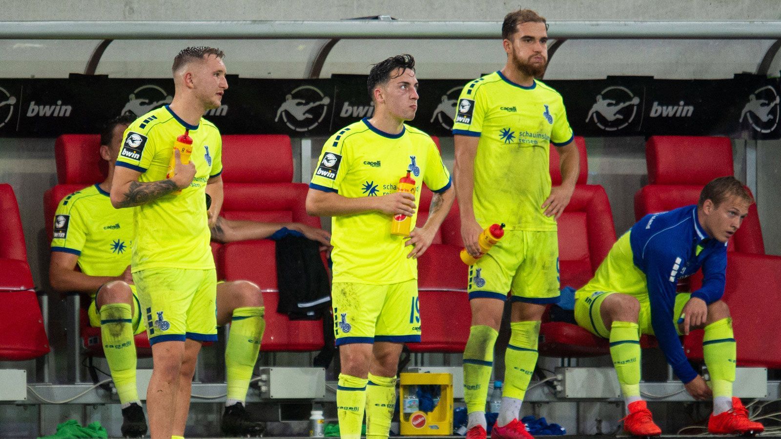 
                <strong>5. MSV Duisburg (59 Punkte, +16 Tore)</strong><br>
                Beim FC Bayern II fing sich das Team von Thorsten Lieberknecht in der 93. Minute den 2:2-Ausgleich, verbleibt damit hinter Ingolstadt. Die "Zebras" müssen am letzten Spieltag gegen Unterhaching gewinnen und auf einen Patzer des FCI hoffen.  - Duisburg geht in die Relegation bei einem eigenen Sieg und einem Unentschieden oder einer Niederlage von Ingolstadt. Zugleich darf Rostock darf nicht mehr als drei Toren mehr als die Zebras gewinnen - Restprogramm: SpVgg Unterhaching (H)
              