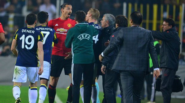
                <strong>...und kommt ohne Strafe davon</strong><br>
                Der vierte Offizielle entschied sich gegen eine Bestrafung des Schweden. Daher kann Ibra nicht im Nachhinein für seine Tätlichkeit bestraft werden. Kjaer nahm es gelassen. Ibrahimovic sei eben aufgeblasen und arrogant.
              
