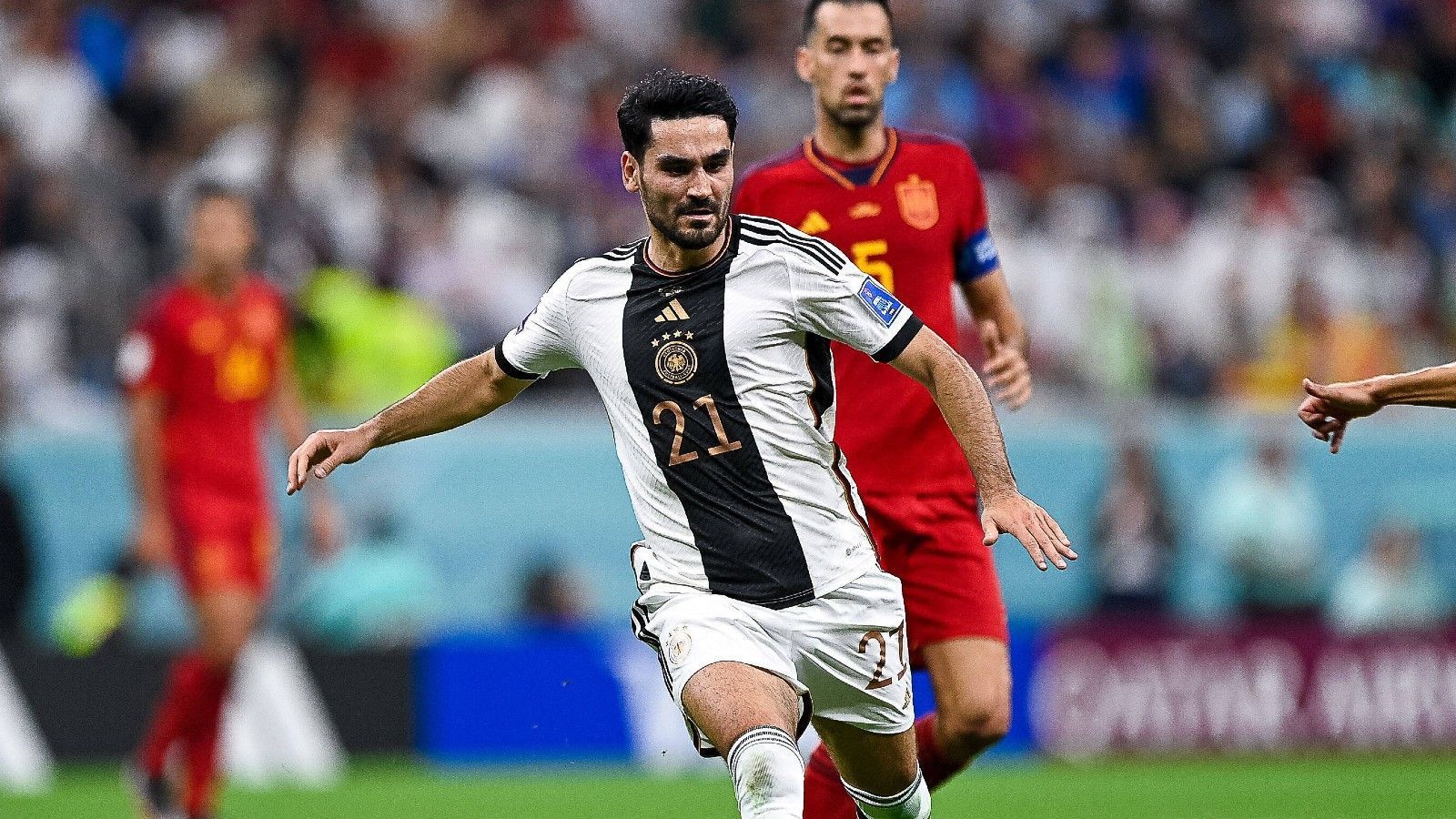 
                <strong>Ilkay Gündogan</strong><br>
                Das kreative Zentrum der deutschen Mannschaft. Die schönsten Offensiv-Aktionen gehen häufig von ihm aus. Hervorragendes Auge und Timing. In der ersten Halbzeit allerdings ohne zählbaren Erfolg. Wird in der zweiten Halbzeit beim Stand von 0:1 für Sane ausgewechselt. ran-Note: 3
              