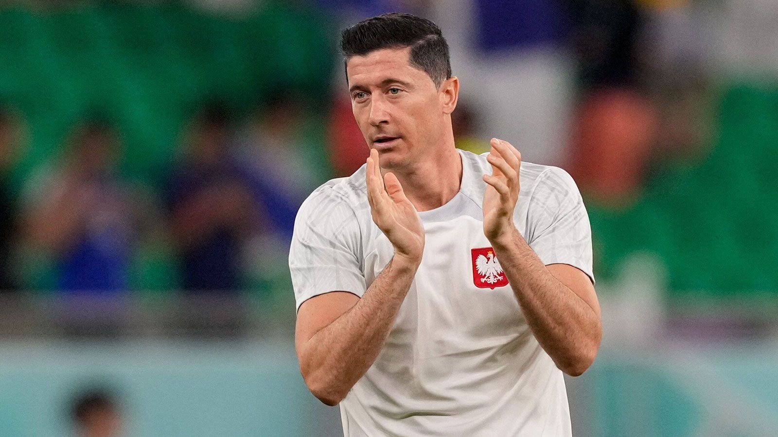 
                <strong>Lewandowski-Watch gegen Frankreich: Warmklatschen</strong><br>
                Willkommen im Achtelfinale der WM 2022, Robert Lewandowski! Für Polen ist es das erste K.o.-Spiel bei einer Weltmeisterschaft seit 1986. Da kann man schonmal klatschen. Gegner ist mit Frankreich einer der großen Favoriten auf den Titel. ran hat dabei beide Augen auf den Stürmerstar des FC Barcelona gerichtet.
              