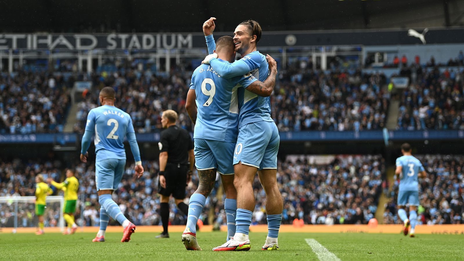 
                <strong>Manchester City (England)</strong><br>
                Der letztjährige Champions-League-Finalist Manchester City macht einmal mehr einen Anlauf auf den Henkelpott. Dafür verpflichtete der Klub um Trainer Pep Guardiola mit Jack Grealish (re.) einen weiteren Star. Der englische Nationalspieler kam für kolportierte 117,5 Millionen Euro Ablöse von Aston Villa zum amtierenden englischen Meister. 
              