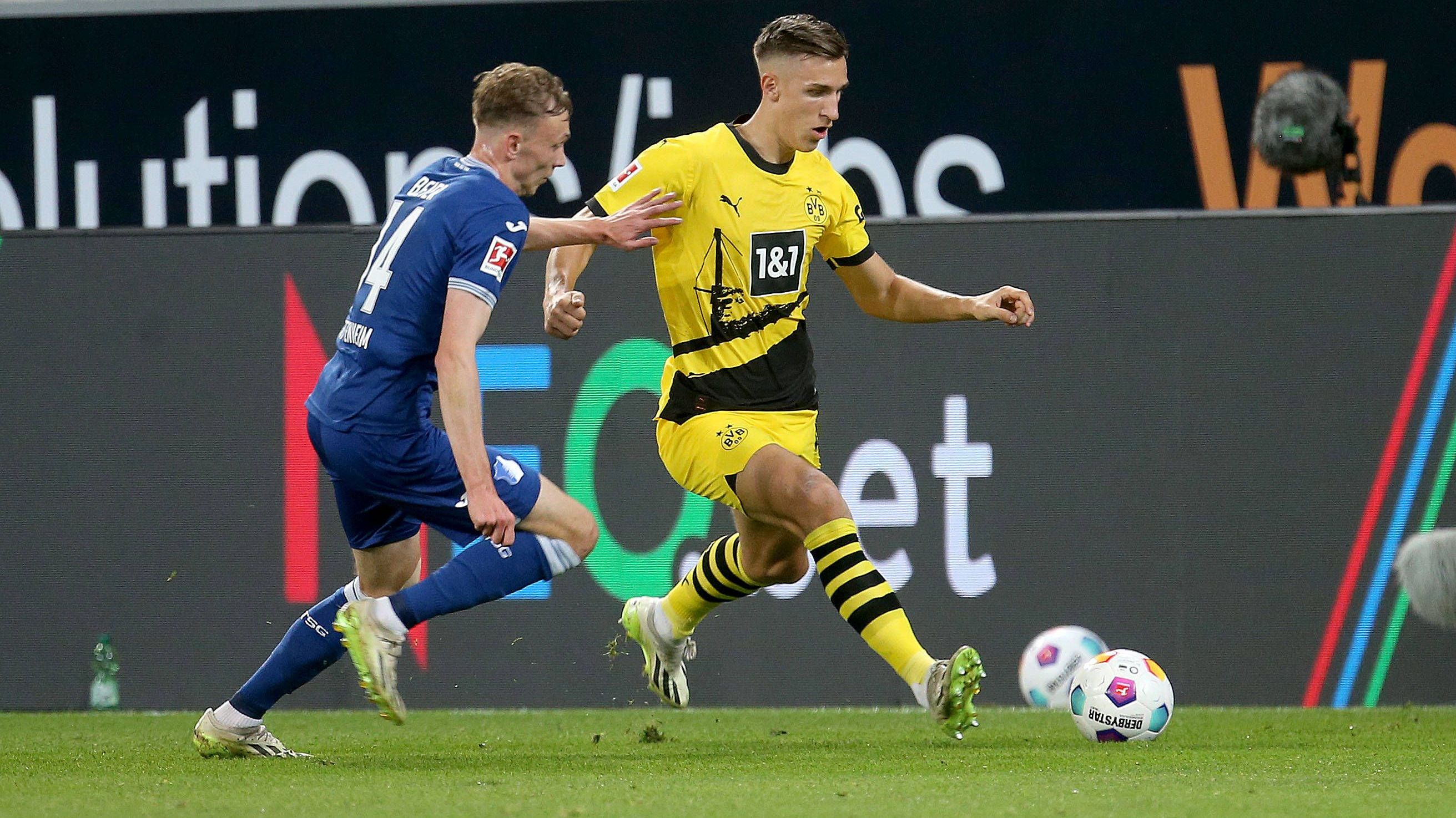 <strong>Nico Schlotterbeck</strong> <br>Beim Spiel mit dem Ball tut Schlotterbeck sich schwer. Bildet zusammen mit Bensebaini aber noch die sichere Seite der BVB-Abwehr. Lässt kurz vor der Pause im Zweikampf mit Maximilian Beier seine defensive Klasse aufblitzen, auch wenn er den Hoffenheimer schlussendlich doch foult. <strong><em>ran</em>-Note: 3</strong>