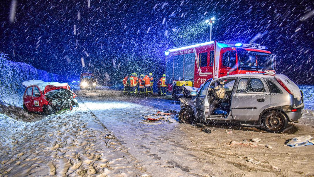 Bei einem Frontalzusammenstoß auf schneeglatter Straße ist ein 71 Jahre alter Mann im Landkreis Schwäbisch Hall ums Leben gekommen. 