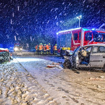 Bei einem Frontalzusammenstoß auf schneeglatter Straße ist ein 71 Jahre alter Mann im Landkreis Schwäbisch Hall ums Leben gekommen. 