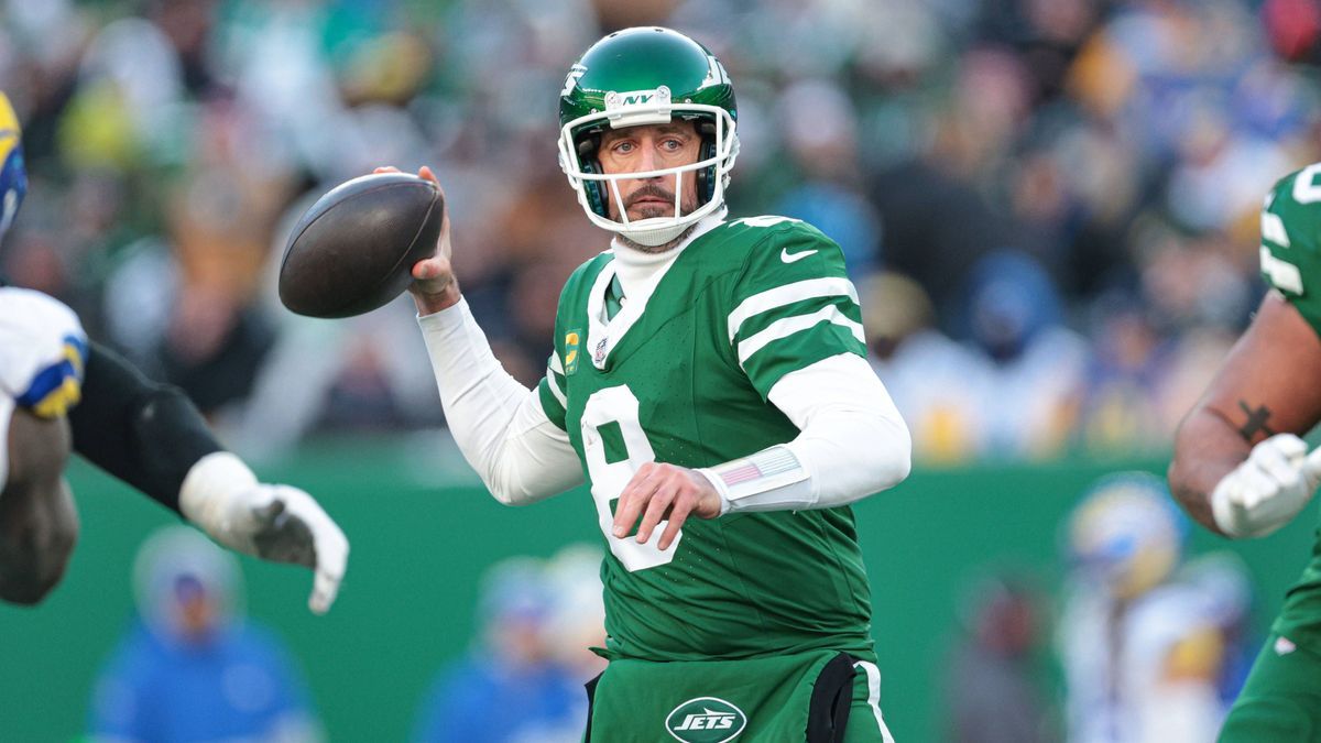 NFL, American Football Herren, USA Los Angeles Rams at New York Jets Dec 22, 2024; East Rutherford, New Jersey, USA; New York Jets quarterback Aaron Rodgers (8) throws the ball during the second ha...