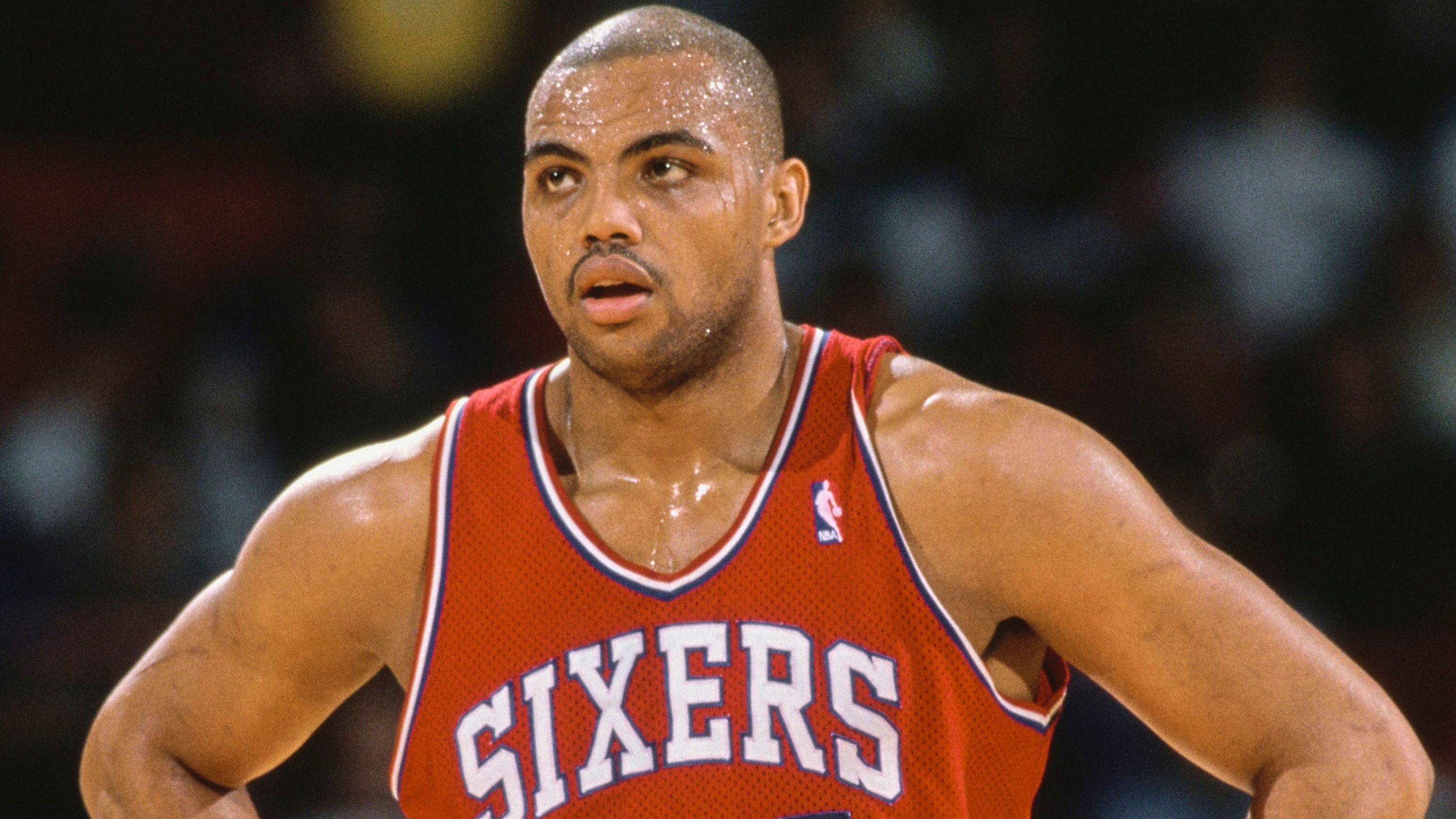 <strong>Charles Barkley</strong><br>Der NBA-MVP von 1993 war bester Scorer des Dream Teams bei Olympia und so maßgeblich an der Goldmedaille der USA beteiligt. Später wurde auch er in die Hall of Fame und die 50 Greatest Players in NBA History aufgenommen. Bekannt war der Power Forward besonders für sein Rebounding und die Scoring Ability.