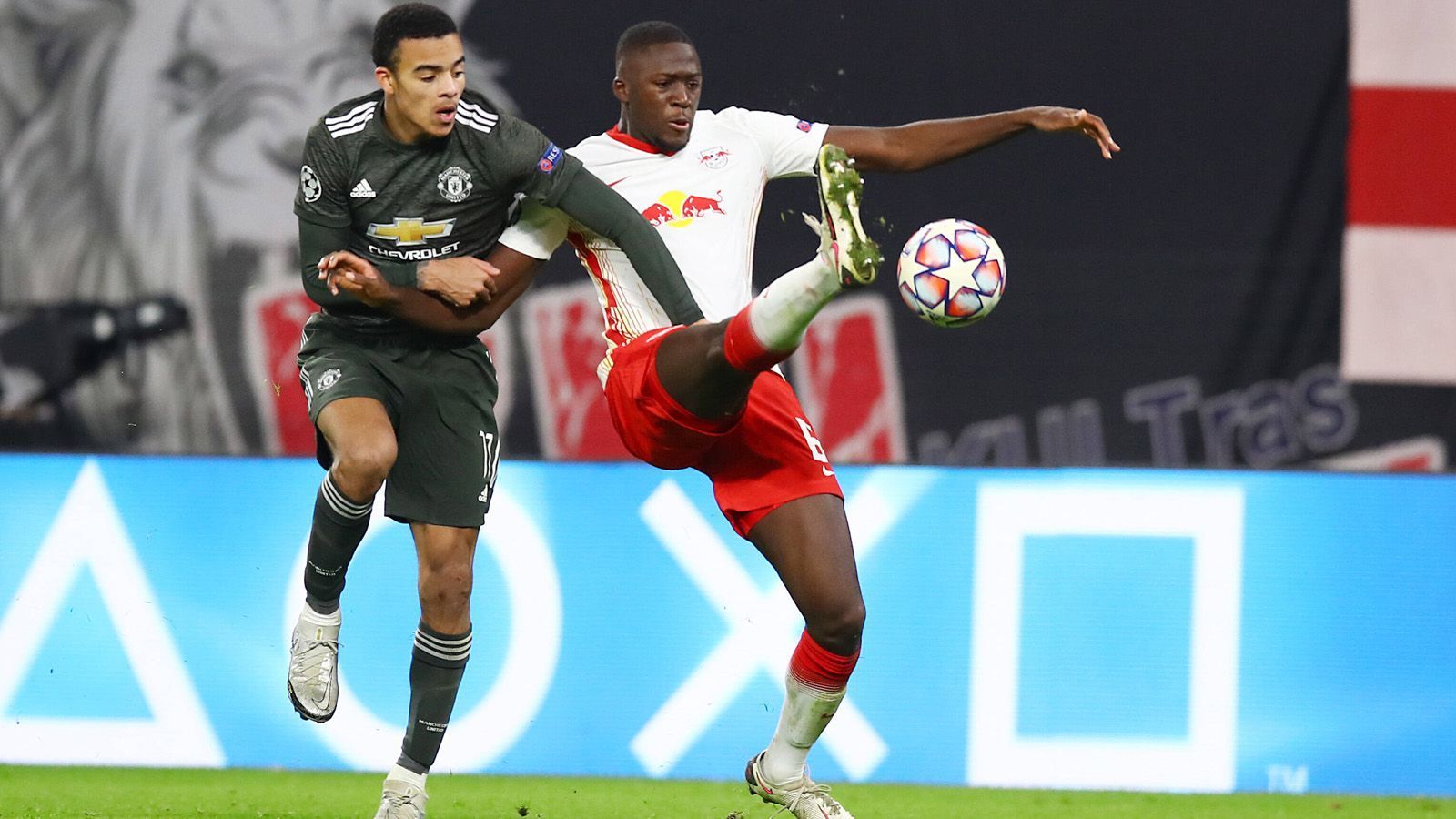 
                <strong>Abwehr: Ibrahima Konaté (RB Leipzig</strong><br>
                Zu Anfang der Saison fiel Ibrahima Konaté noch verletzt aus. Seit seiner Rückkehr ist der Franzose aber in Abwesenheit von Lukas Klostermann (Knie-OP) gesetzt. Konaté spielt sowohl in der Bundesliga sowie in der Champions-League meist von Beginn an und hält die Abwehrkette der Leipziger mit starken Auftritten zusammen.
              