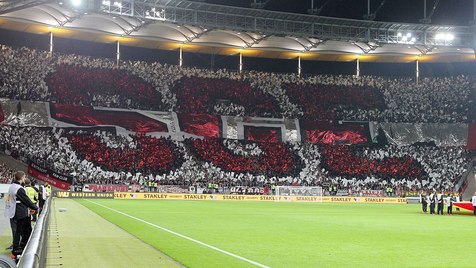 
                <strong>Heimspiel gegen Maccabi Tel Aviv (24. Oktober 2013)</strong><br>
                Die drei Buchstaben, die die Herzen aller Frankfurter Fans höher schlagen lassen, gab es beim 2:0 über den Klub aus Israel zu bewundern. Denn die Eintracht ist eine Sportgemeinde.
              