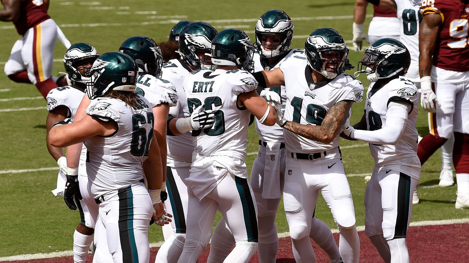 
                <strong>Platz 3: Philadelphia Eagles (0-2-1)</strong><br>
                Die Eagles gingen als amtierender NFC-East-Champion in die neue Saison und planten fest mit dem erneuten Einzug in die Playoffs. Der Pass Rush ist trotz seines hohen Alters talentiert wie eh und je und auch die Secondary wirkte mit der Verpflichtung von Darius Slay stärker als in den vergangenen Jahren. Nachdem sich im vergangenen Jahr ein Passempfänger nach dem anderen verletzte, wurde Quarterback Carson Wentz mit Jalen Reagor im Draft ein talentierte Receiver zur Seite gestellt, der der Offense neue Flügel verleihen sollte. Zach Ertz, DeSean Jackson und Miles Sanders sind weitere Leistungsträger einer hochkarätigen Offensivmaschine.
              