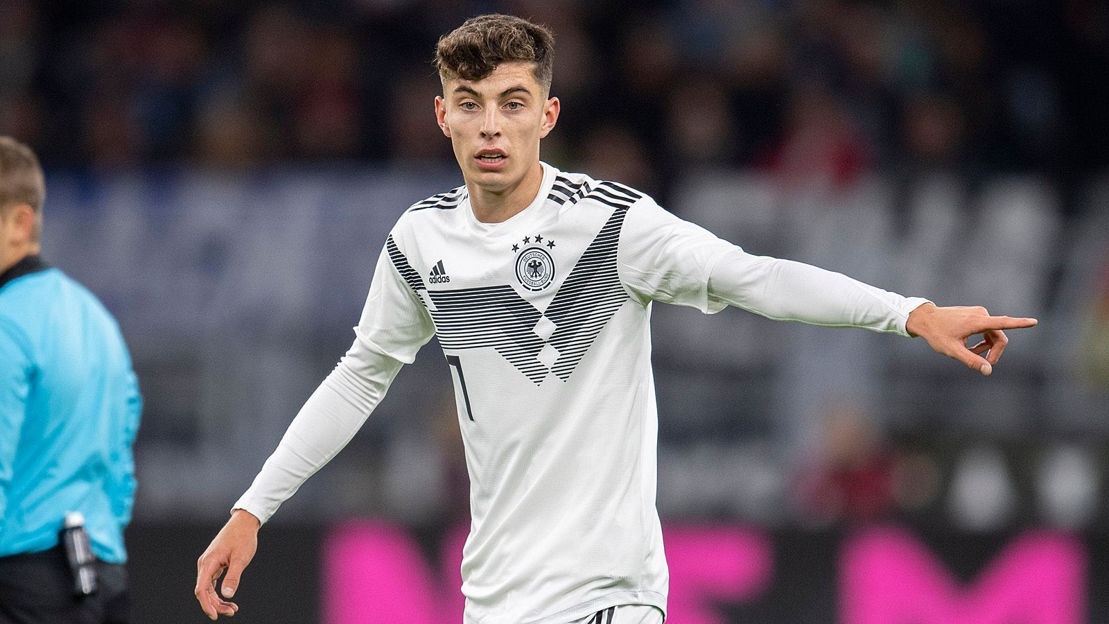 
                <strong>Mittelfeld</strong><br>
                Kai Havertz (Bayer Leverkusen): Für ihn gilt das Gleiche wie für Brandt. Einer für die Zukunft, der bei der Euro 2020 schon mal Turnierluft schnuppern darf. Sicher nicht von Beginn an auf dem Platz, wird aber seine Einsatzminuten bekommen. ran-Fazit: Sicher dabei
              