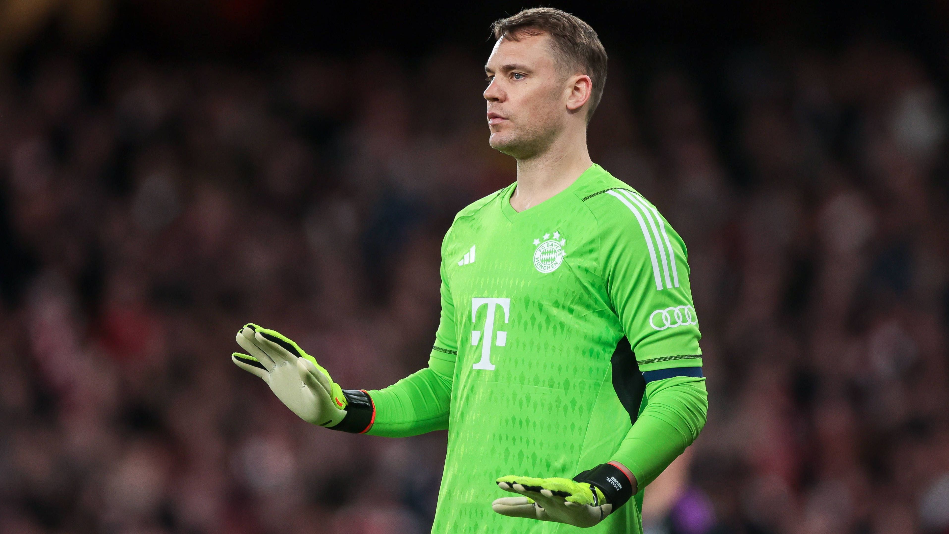 <strong>Manuel Neuer (FC Bayern München)</strong><br>Der Kapitän kehrt nach überstandenem Muskelfaserriss wieder ins Tor zurück und gibt der Mannschaft mit seiner Präsenz Sicherheit. Ist bei den Gegentoren durch Saka (13.) und Trossard (75.) chancenlos, verhindert beim allerdings schwachen Abschluss des freistehenden White jedoch das frühe 0:2. Hat viel zu tun, kann sich aber nicht auszeichnen. Hat Glück, dass es beim Kontakt mit Saka in der Nachspielzeit keinen Elfmeter gibt. <strong><em>ran</em>-Note: 3</strong>