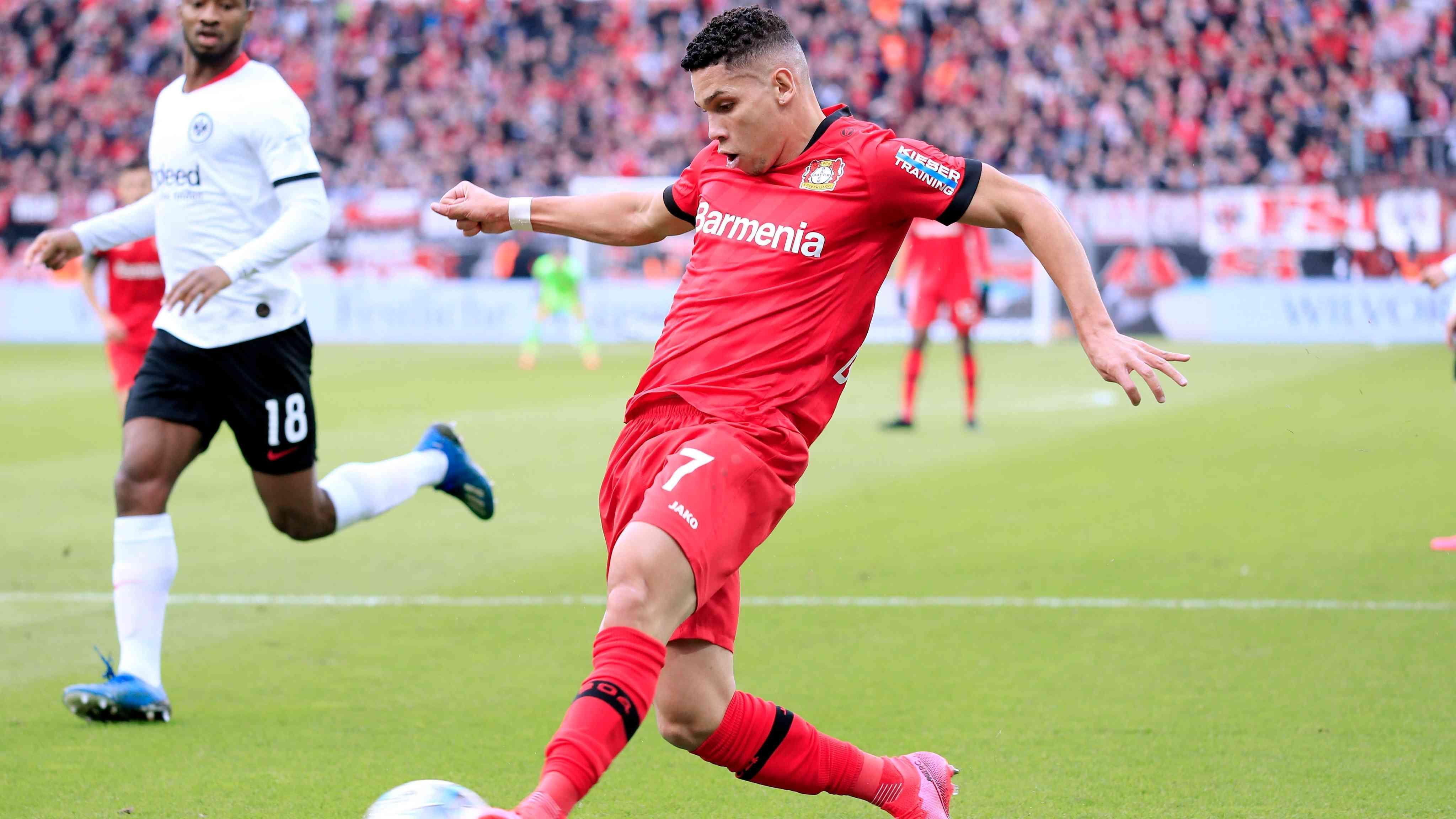 
                <strong>Paulinho (Bayer 04 Leverkusen) </strong><br>
                Als relativ unbeschriebenes Blatt wechselte Flügelspieler Paulinho im Sommer 2018 zu Bayer Leverkusen. Mit 18.5 Millionen Euro ist der junge Brasilianer der viert teuerste Neuzugang der Leverkusener Vereinsgeschichte. Zwar wurde er auch zu Beginn als langfristiges Projekt angekündigt, dennoch konnte er sein Potenzial bis dato nur selten zeigen. Mit Muossa Diaby, Leon Bailey und Karim Bellarabi hat Bayer zudem weitere junge Spieler auf seiner Position, die in der Entwicklung schon deutlich weiter sind. Zu allem Unglück zog sich der Junioren-Nationalspieler Brasiliens vor kurzem einen Kreuzbandriss zu, der ihn für einige Monate außer Gefecht setzen wird. Es wird eine schwere Aufgabe für Paulinho, seinen hohen Einkaufspreis in der kommenden Saison zu rechtfertigen. 
              