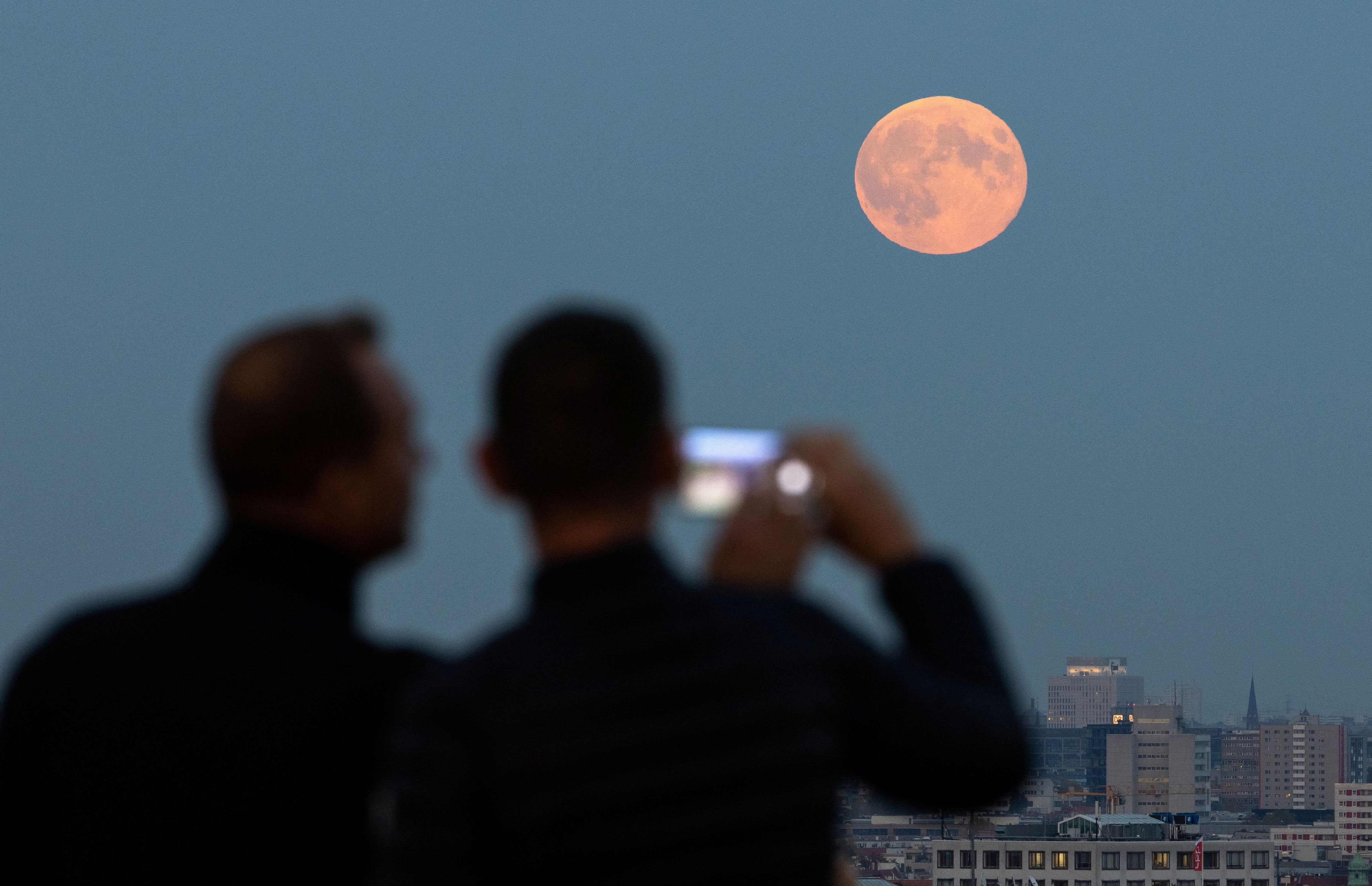 Auch in Berlin konnten Menschen den faszinierenden Supermond genießen.