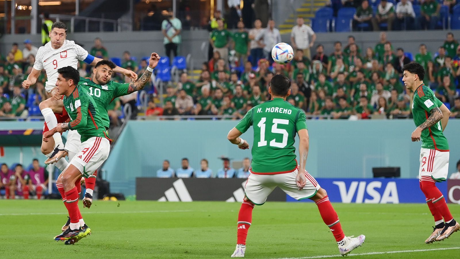 
                <strong>Lewandowski-Watch: So schlug sich Polens Stürmer gegen Mexiko</strong><br>
                In der siebten Minute kommt Lewandowski zum Kopfball. Der Ball wird zur Ecke abgefälscht. Diese bringt nichts ein.
              