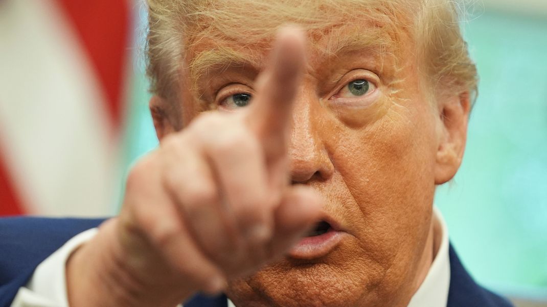 US-Präsident Donald Trump gestikuliert vor Reporter:innen, nachdem er ein Handelsabkommen mit Großbritannien im Oval Office des Weißen Hauses angekündigt hat.