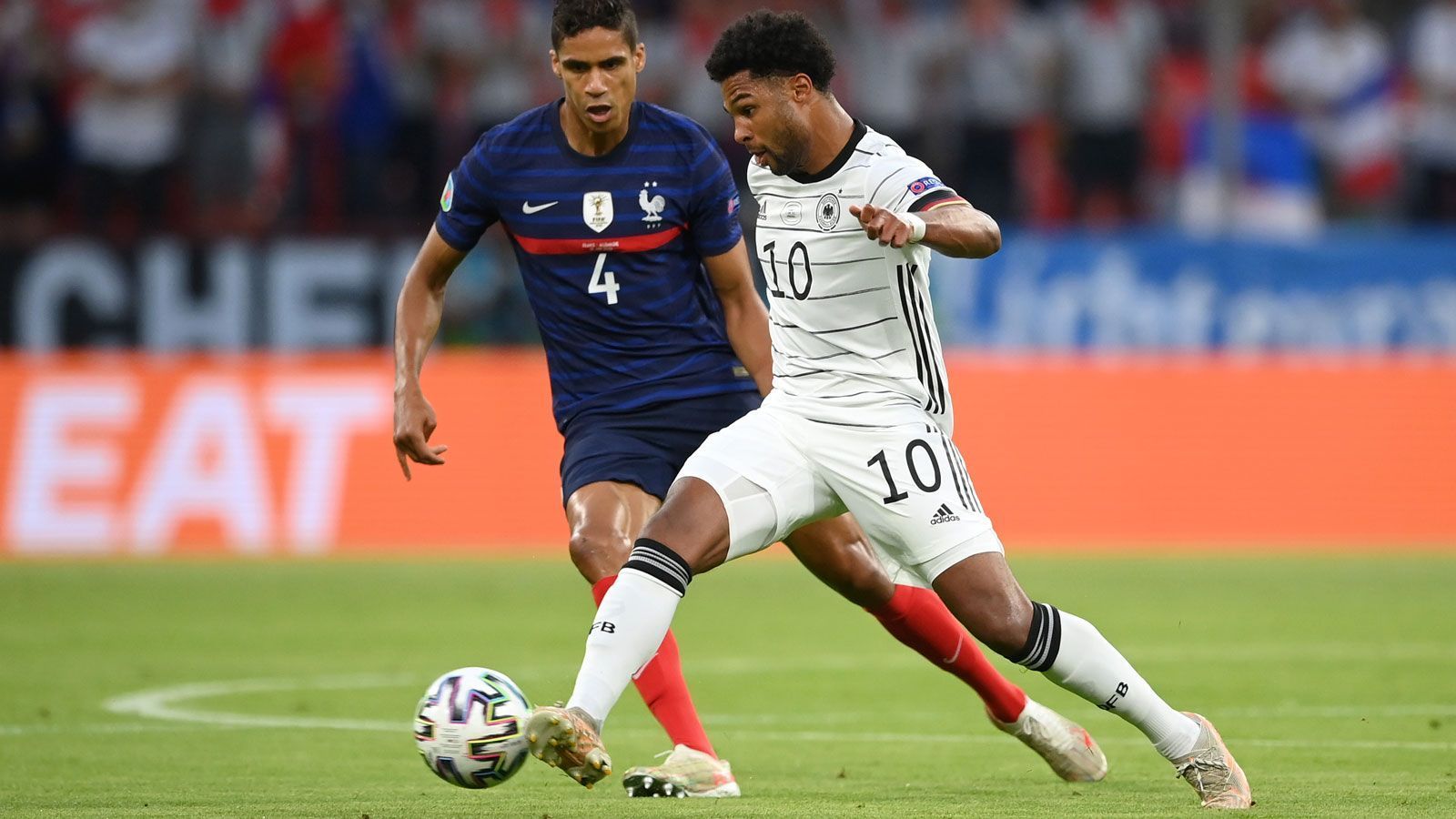 
                <strong>Serge Gnabry (Deutschland)</strong><br>
                Rennt sich als nummerisch einzige Spitze die Hacken ab, bekommt aber keine Bälle. Gnabry kann einem fast schon leidtun. Konnte dem Team so nicht helfen. Hat in der 54. Die große Chance zum Ausgleich – doch der Bayern-Spieler vergibt. Wird in der 74. Minute für Timo Werner ausgewechselt. ran-Note: 5
              