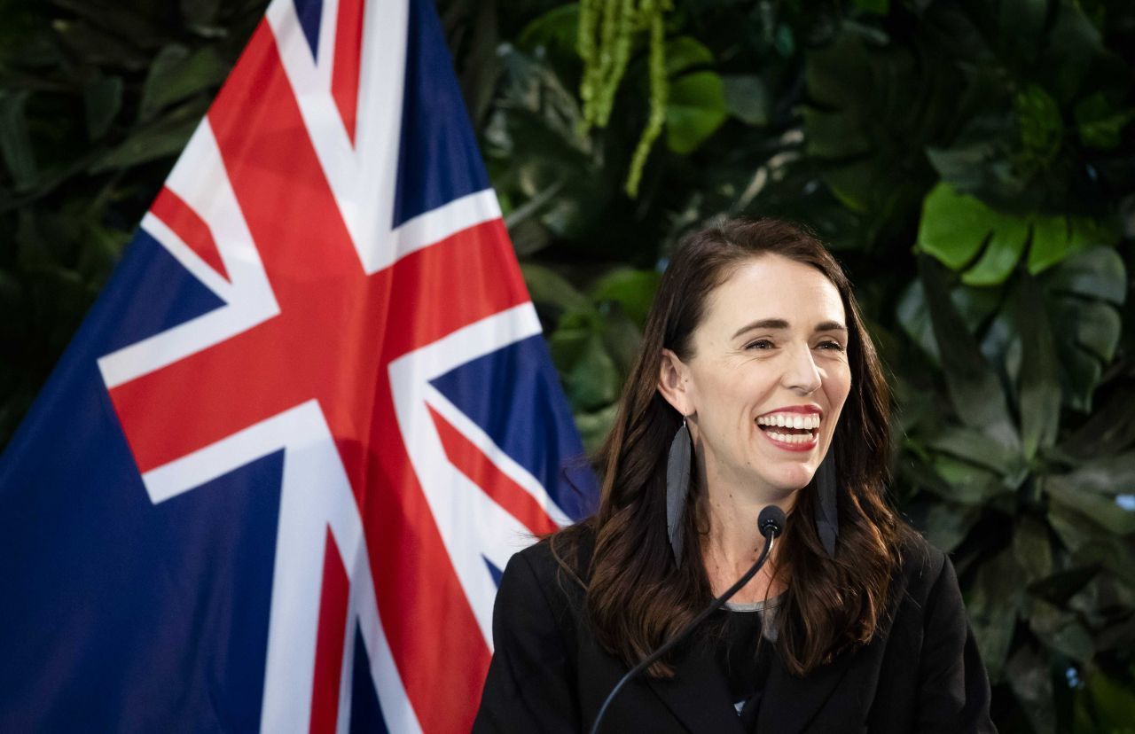 Jacinda Ardern wurde 2017 Premierministerin von Neuseeland - und ein Jahr später Mutter. Wie sie das alles hinbekommt: "Ich reg mich nicht über Kleinigkeiten auf", sagt sie.