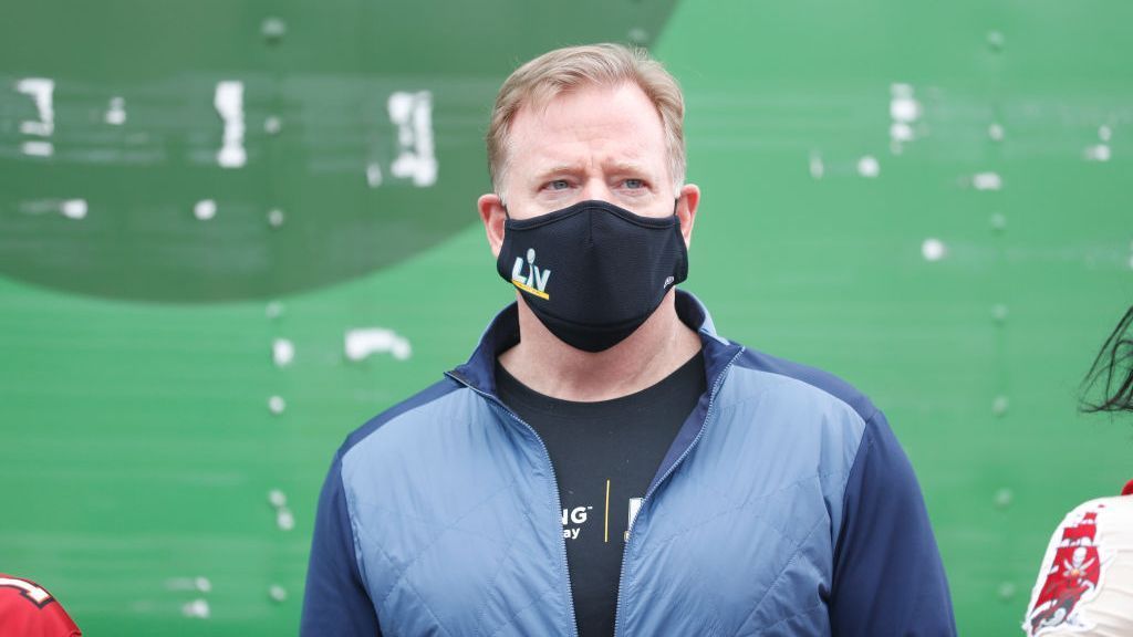 
                <strong>Gewinner: Das Covid-19-Protokoll der NFL</strong><br>
                Wer hätte es im August für möglich gehalten, dass die NFL-Saison ohne große Zwischenfälle über die Bühne geht? Wohl kaum jemand. Rückblickend muss man sagen, dass die NFL die Saison ohne größere Probleme durchgezogen hat. Das lag an der Disziplin der Teams, die Regeln einzuhalten, aber auch am Protokoll der NFL, welches offensichtlich funktioniert hat. Insgesamt 725 positive Fälle gab es in dieser Saison, das macht eine Positiv-Rate von 0,08 Prozent.
              