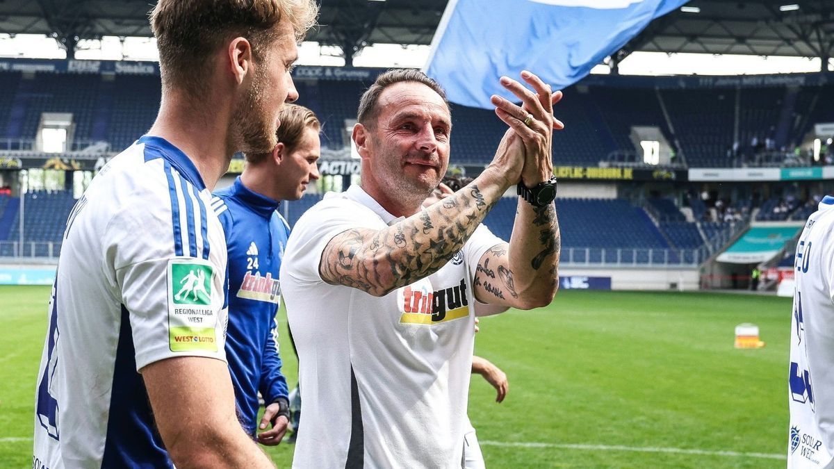 Aufstieg perfekt für Coach Dietmar Hirsch (r.)