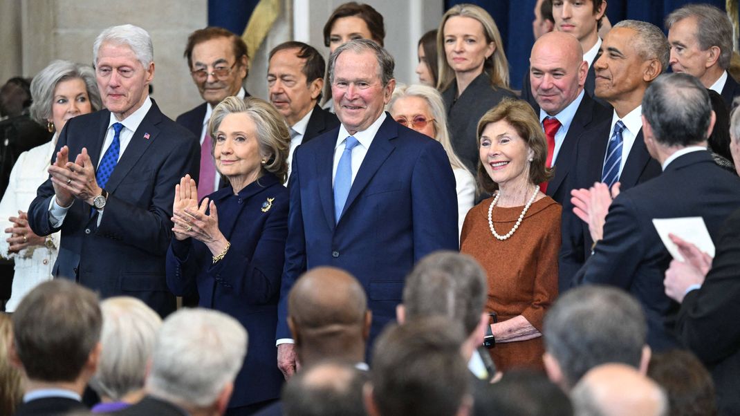 Der Ex-US-Präsident Bill Clinton, Hillary Clinton, der frühere US-Präsident George W. Bush, mit Ehefrau Laura Bush, und der ehemalige Präsident Barack Obama während der Amtseinführungszeremonie (von links).