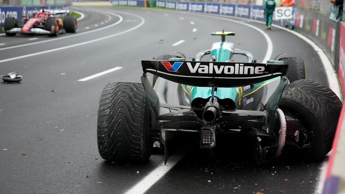 Crash in Runde 34: Alonso schlägt ein, der Aston Martin ist hinten rechts Schrott