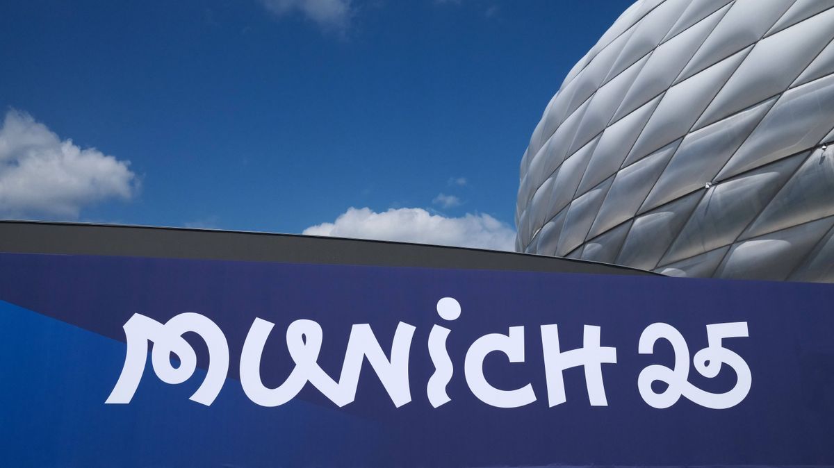 24.05.2025, Champions League Munich Arena, Muenchen, Fussball, im Bild: Allianz Arena ohne Allianz Logo fuer die Champions League Finale vorbereitet *** 24 05 2025, Champions League Munich Arena, M...