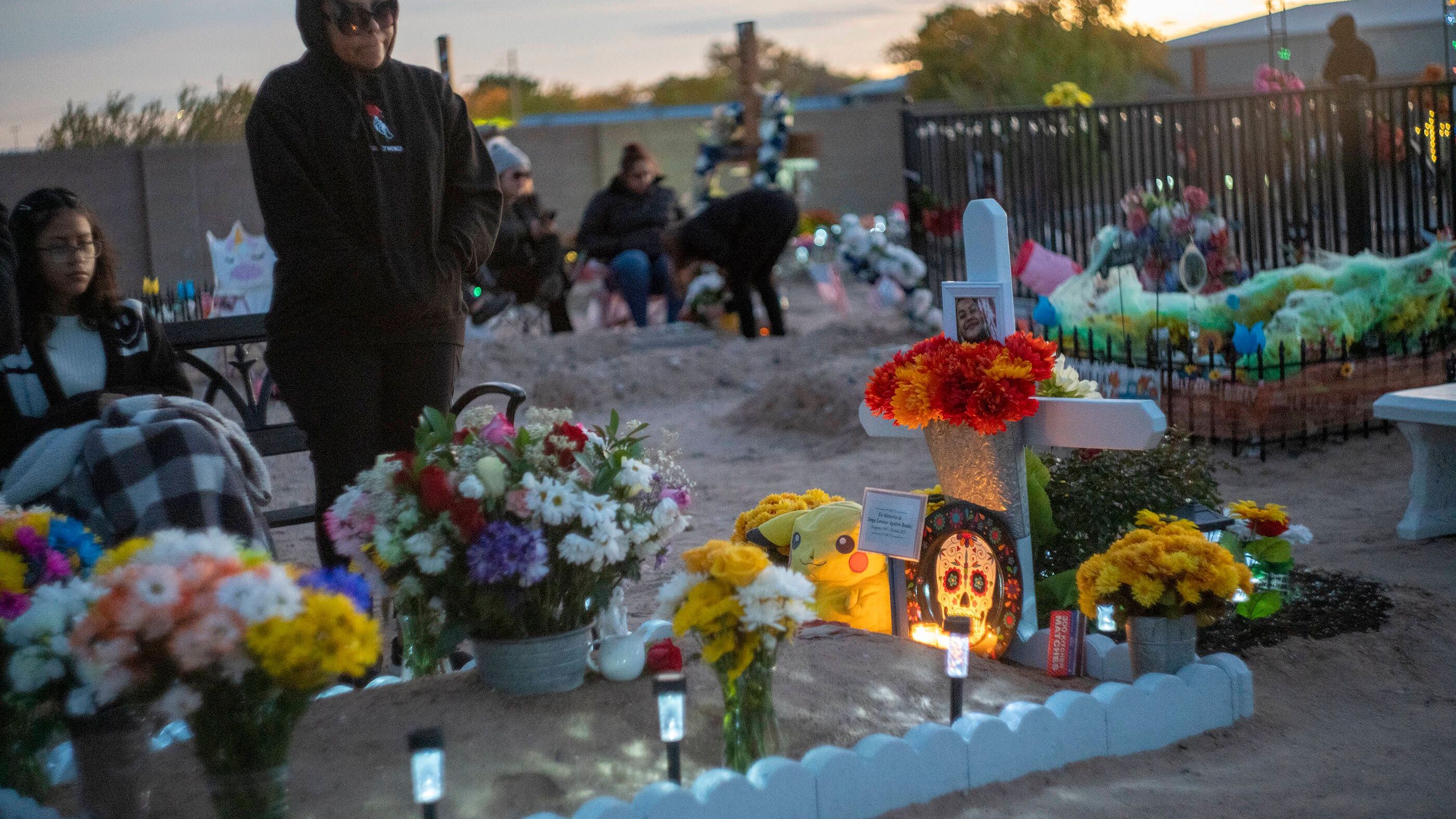 Die Menschen gehen am Dia de Muertos auf den Friedhof und gedenken den Verstorbenen.