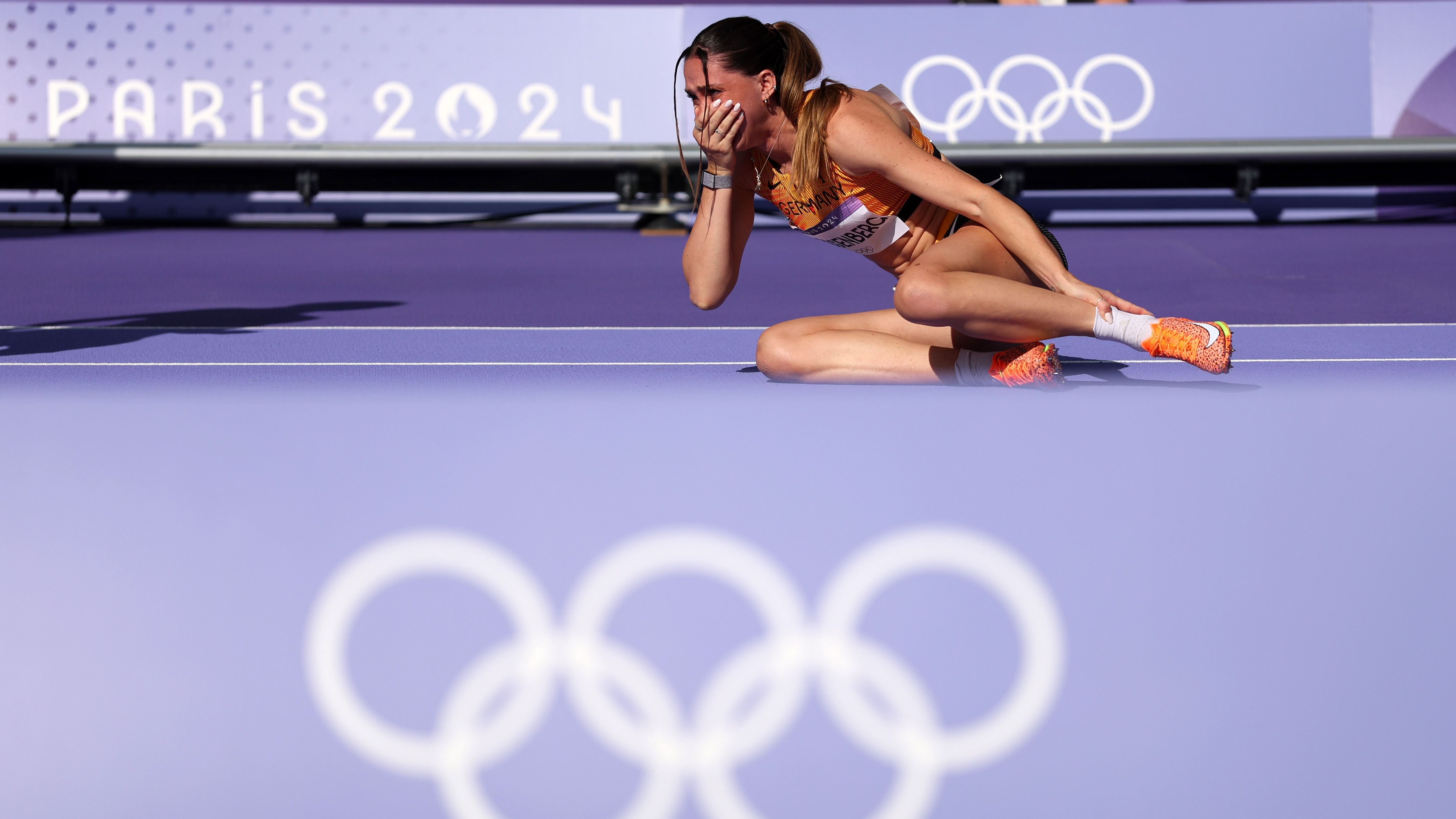 <strong>Olympia 2024: Die besten Bilder des 13. Tages</strong><br>Drama um Sophie Weißenberg: Die deutsche Siebenkämpferin verletzt sich beim Warmlaufen und verpasst den Olympia-Traum mit einem Achillessehnenriss.