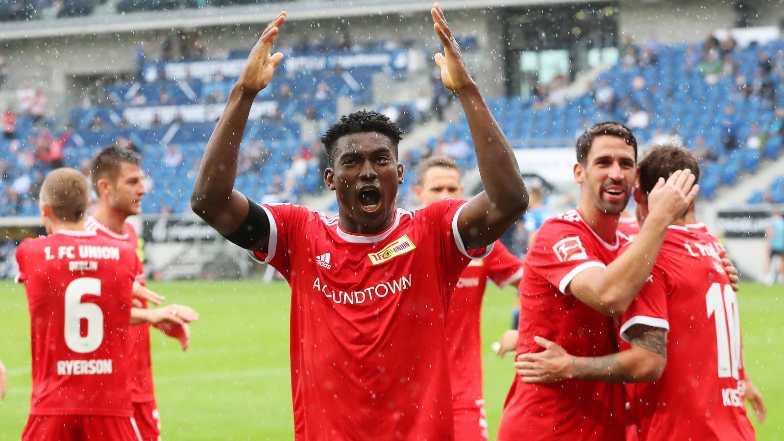 
                <strong>Gewinner: Taiwo Awoniyi</strong><br>
                Einige hatten schon Sorge um den 1. FC Union Berlin nach der Qualifikation für den Europapokal, schließlich hat dieser bereits mehreren kleinen Klubs das Genick in Sachen Klassenerhalt gebrochen. Union scheint jedoch ein Gegenbeispiel zu sein, nicht nur holten die Unioner gegen starke Gegner aus Leverkusen und Hoffenheim zwei Punkte, auch das Conference-League-Playoff-Spiel gegen Kuopion aus Finnland gewannen die Eisernen souverän. Ein Garant dafür war und ist Taiwo Awoniyi. Der Stürmer, für den der FC Liverpool keine Verwendung hatte, trumpft nach diskreter Vorsaison auf, erzielte in jedem Spiel bisher einen Scorerpunkt. Insgesamt kommt der Rekordeinkauf der Berliner in vier Partien aus drei Wettbewerben auf vier Treffer und zwei Vorlagen.
              