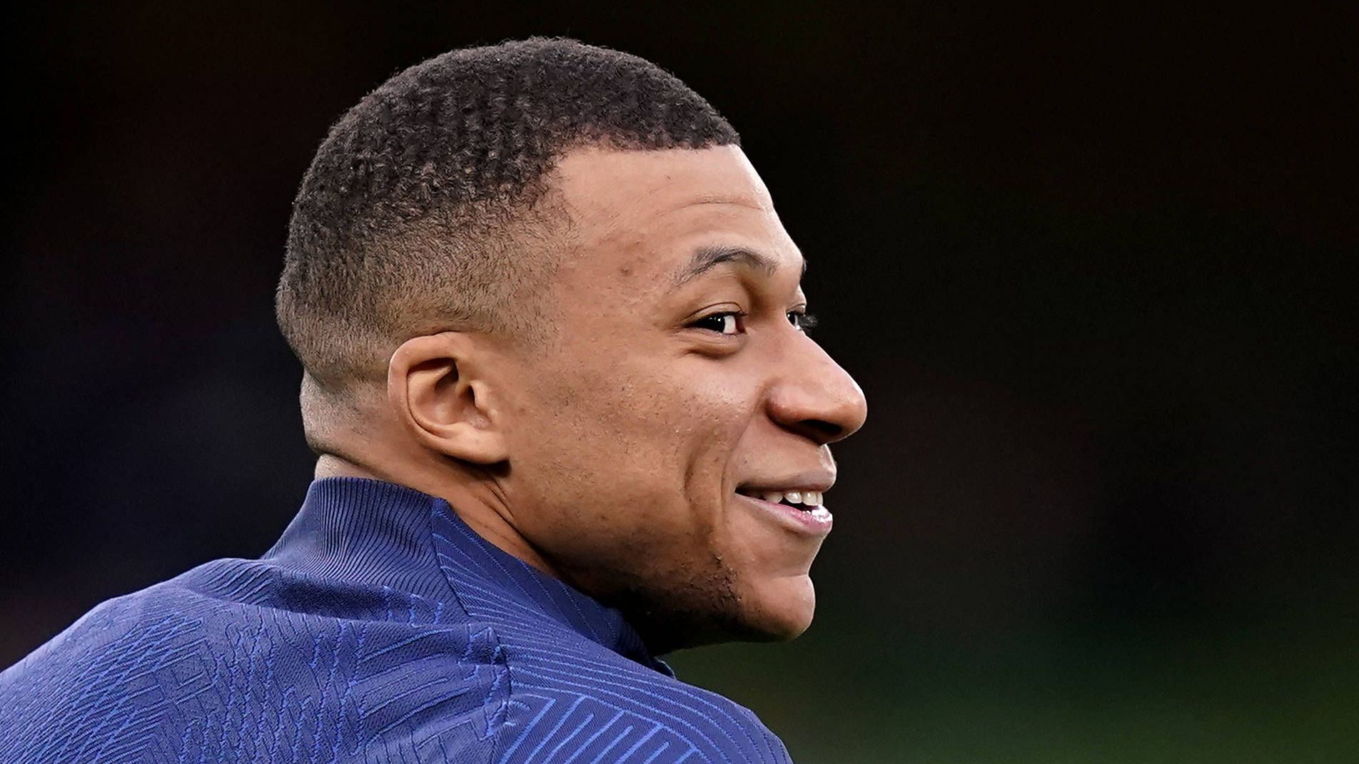 <strong>FC Chelsea</strong><br>Eigentlich hatte sich der FC Chelsea schon aus dem Poker um Kylian Mbappe verabschiedet. Nun berichtet jedoch die französische Zeitung "L'Equipe", dass PSG-Boss Nasser El-Khelaifi ein Angebot von Chelsea-Eigentümer Todd Boehly erwartet. Von finanziellen Rahmenbedingungen ist allerdings nicht die Rede. Günstig dürfte der Weltmeister von 2018 ganz bestimmt nicht werden.