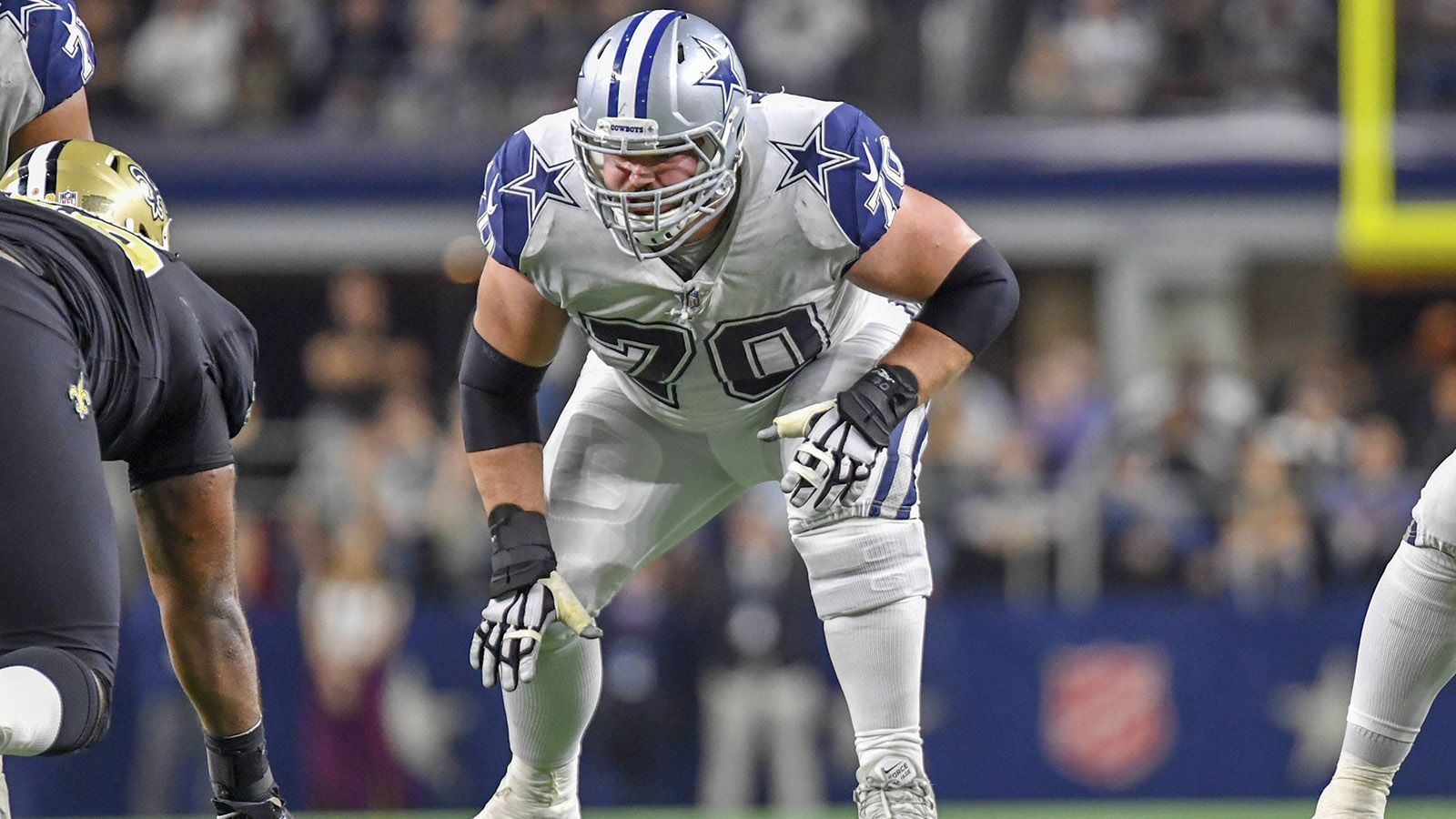 
                <strong>Zack Martin (Guard, Dallas Cowboys)</strong><br>
                Während die Laufverteidigung die Schwachstelle der Rams darstellt, ist der Pass-Rush eine der defensiven Stärken. Mit Superstar Aaron Donald steht ein potentieller MVP-Kandidat bei den Rams unter Vertrag. Mit 20,5 Sacks führt er die NFL in dieser Statistik an und freut sich bereits auf eine löchrige Cowboys-O-Line (56 zugelassene Sacks). All-Pro Zack Martin wird alle Hände voll zu tun haben, um seinen Quarterback zu schützen und Löcher für Ezekiel Elliott freizublocken.
              