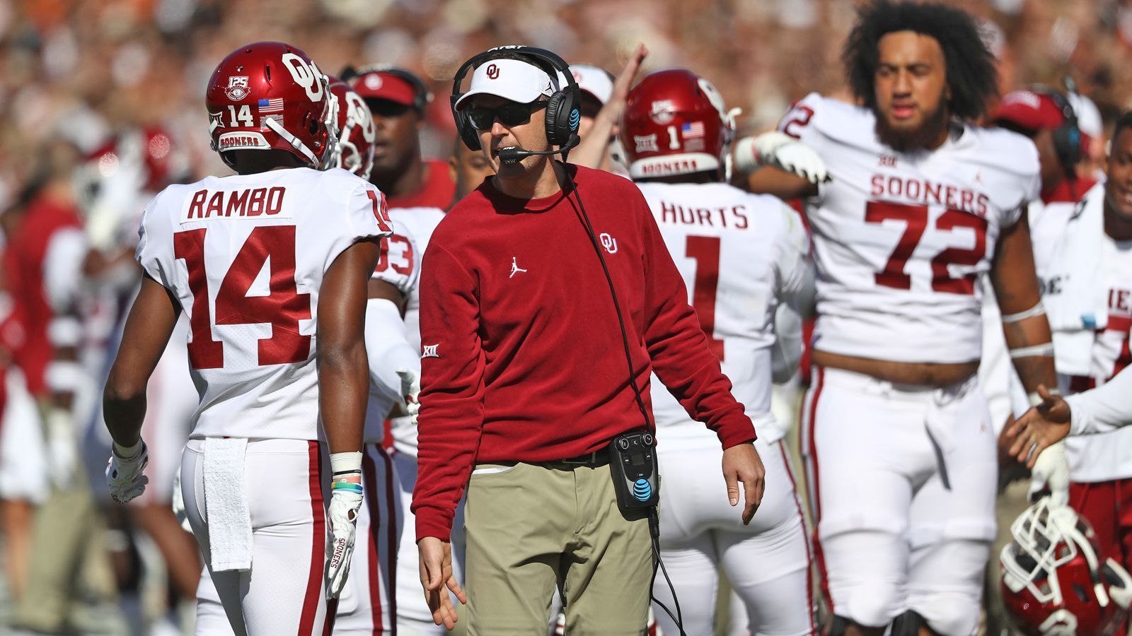 
                <strong>Offensives Feuerwerk</strong><br>
                Nun zum Sportlichen. Der Name Lincoln Riley sollte auch NFL-Fans nicht mehr fremd sein. Der Head Coach der Sooners gilt als offensives Mastermind. Im Durchschnitt erzielt Oklahomas Offense bisher 9,6 Yards, also beinahe ein First Down pro Play. Ob sich diese Wahnsinns-Quote der ungeschlagenen 7-0-Sooners in Week 9 fortsetzt?
              