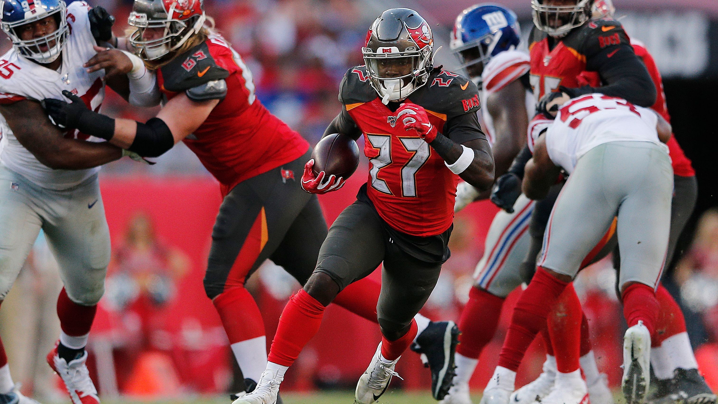 
                <strong>Running Backs: Ronald Jones II (at New Orleans Saints)</strong><br>
                Die Running Backs der Buccaneers verführen nicht gerade dazu, sie ins eigene Fantasy Team aufzunehmen - weder Peyton Barber noch Dare Ogunbowale. Der dritte im Bunde könnte allerdings eine Ausnahme sein. Ronald Jones II hat seine Statistiken in den vergangenen zwei Wochen ordentlich aufpoliert: 33 Carries für 150 Yards und ein Touchdown stehen in diesem Zeitraum zu Buche. Der 22-Jährige nutzt seine Möglichkeiten und die Saint haben 2019 den gegnerischen Running Backs durchschnittlich 4,3 Yards erlaubt. 
              