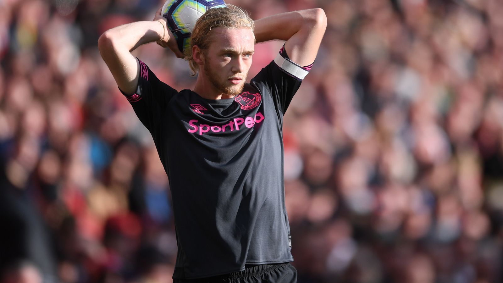 
                <strong>16. Tom Davies (FC Everton)</strong><br>
                Alter: 20 JahrePosition: Zentraler MittelfeldspielerNationalität: England
              