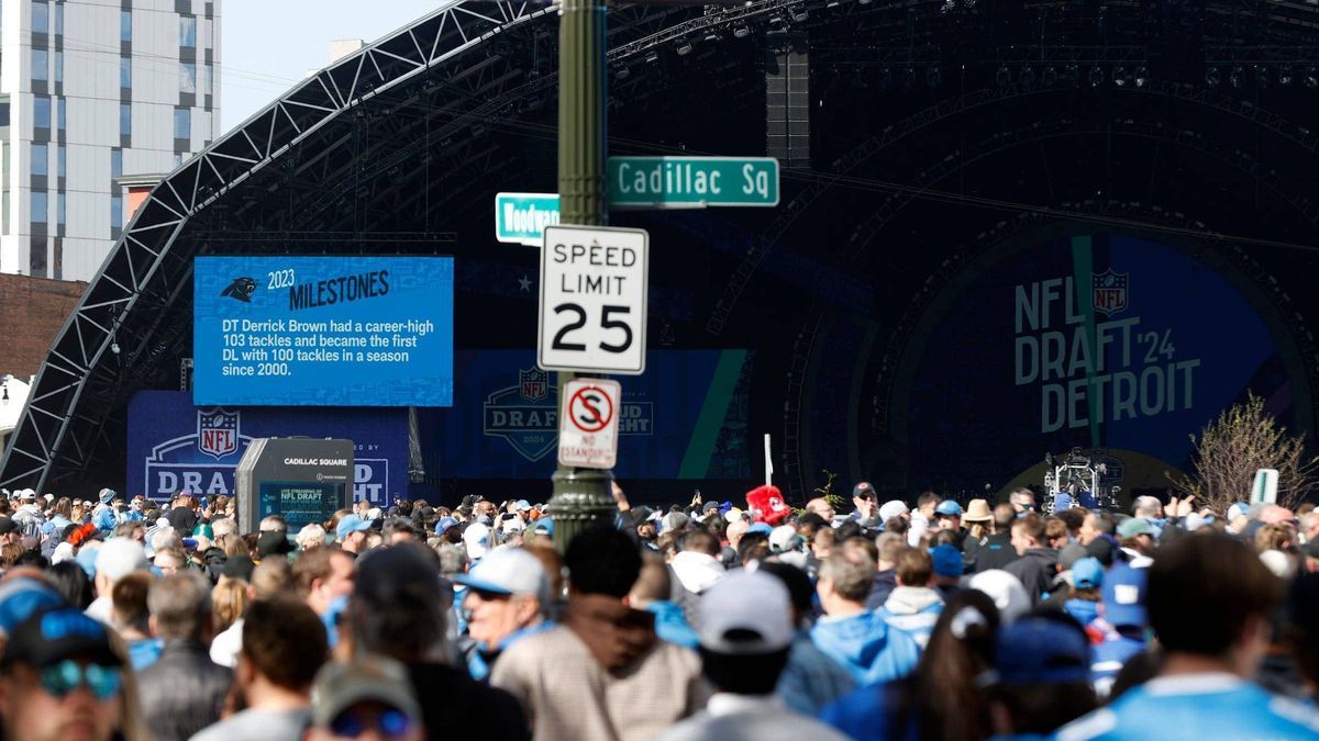 NFL, American Football Herren, USA NFL Draft Apr 25, 2024; Detroit, MI, USA; Football fans crowd in the area of Woodward Avenue and Cadillac Square with the NFL draft theater in the background befo...