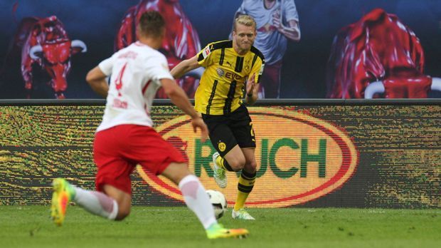 
                <strong>Andre Schürrle</strong><br>
                Andre Schürrle: Wirbelte auf der linken Seite stark mit Götze und Schmelzer. Nach der Pause allerdings kaum noch mit guten Szenen. Bei seinen zwei Riesenchancen fehlten ihm bei jeweils nur Zentimeter zum Tor. ran-Note 3+
              