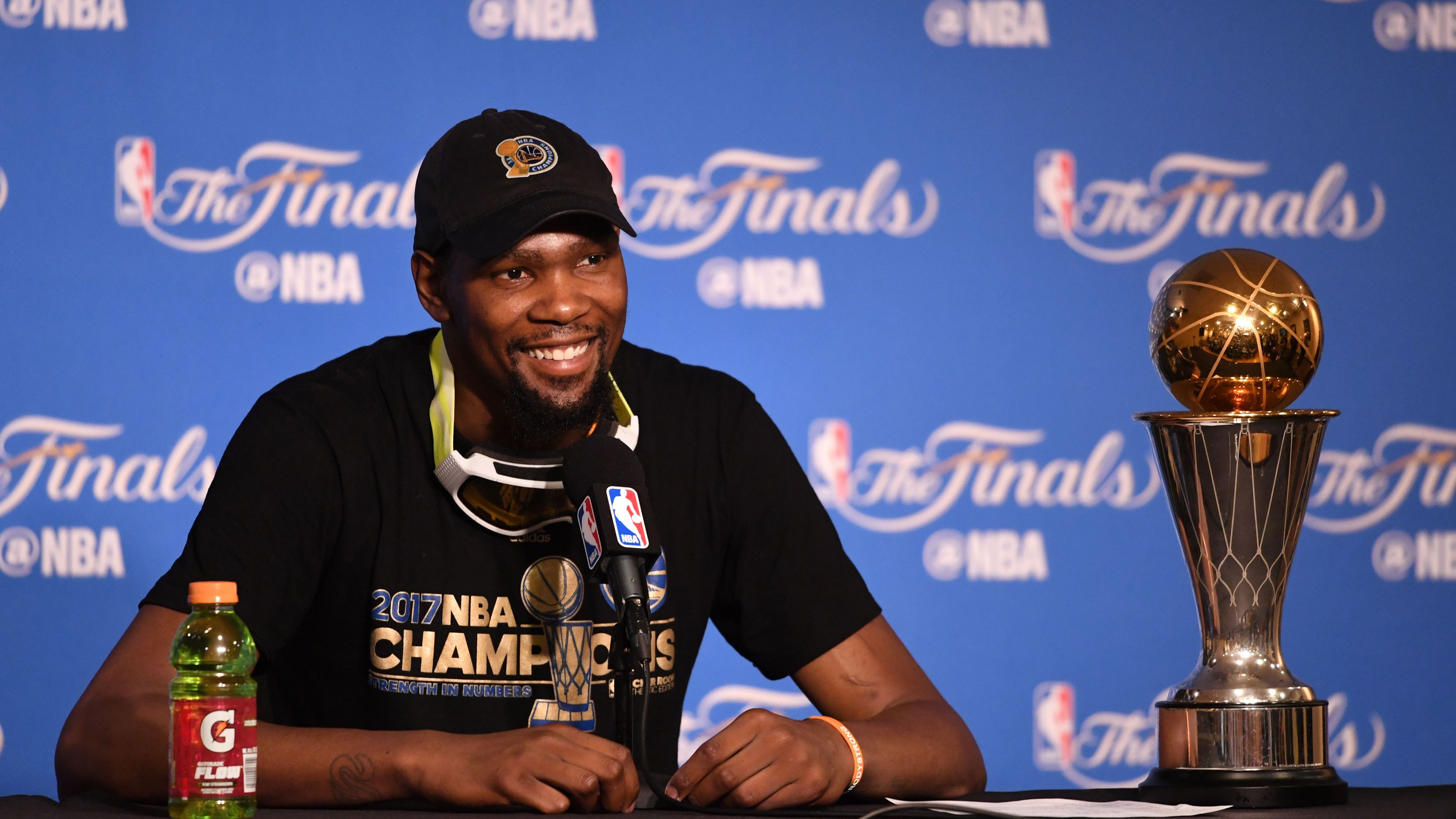 <strong>Kevin Durant (Golden State Warriors) - Finals MVP 2017</strong><br>Serie: Golden State Warriors vs. Cleveland Cavaliers (4-1)<br>Finals-Stats: 35,2 Punkte, 8,2 Rebounds, 5,4 Assists, 1,0 Steals und 1,6 Blocks in 39,8 Minuten<br>Playoff-Stats: 28,5 Punkte, 7,9 Rebounds, 4,3 Assists, 0,8 Steals und 1,3 Blocks in 35,5 Minuten