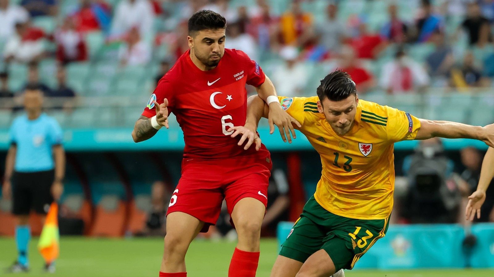 
                <strong>Ozan Tufan</strong><br>
                Auch er bringt im Mittelfeld nur wenig Impulse für das türkische Spiel, kann das Spiel nicht ordnen. Er zeigt viele Ungenauigkeiten im Spielaufbau und lässt daher einige Möglichkeiten für einen vielversprechenden Angriff liegen. Muss daher ebenfalls zur Pause runter. ran-Note: 5
              