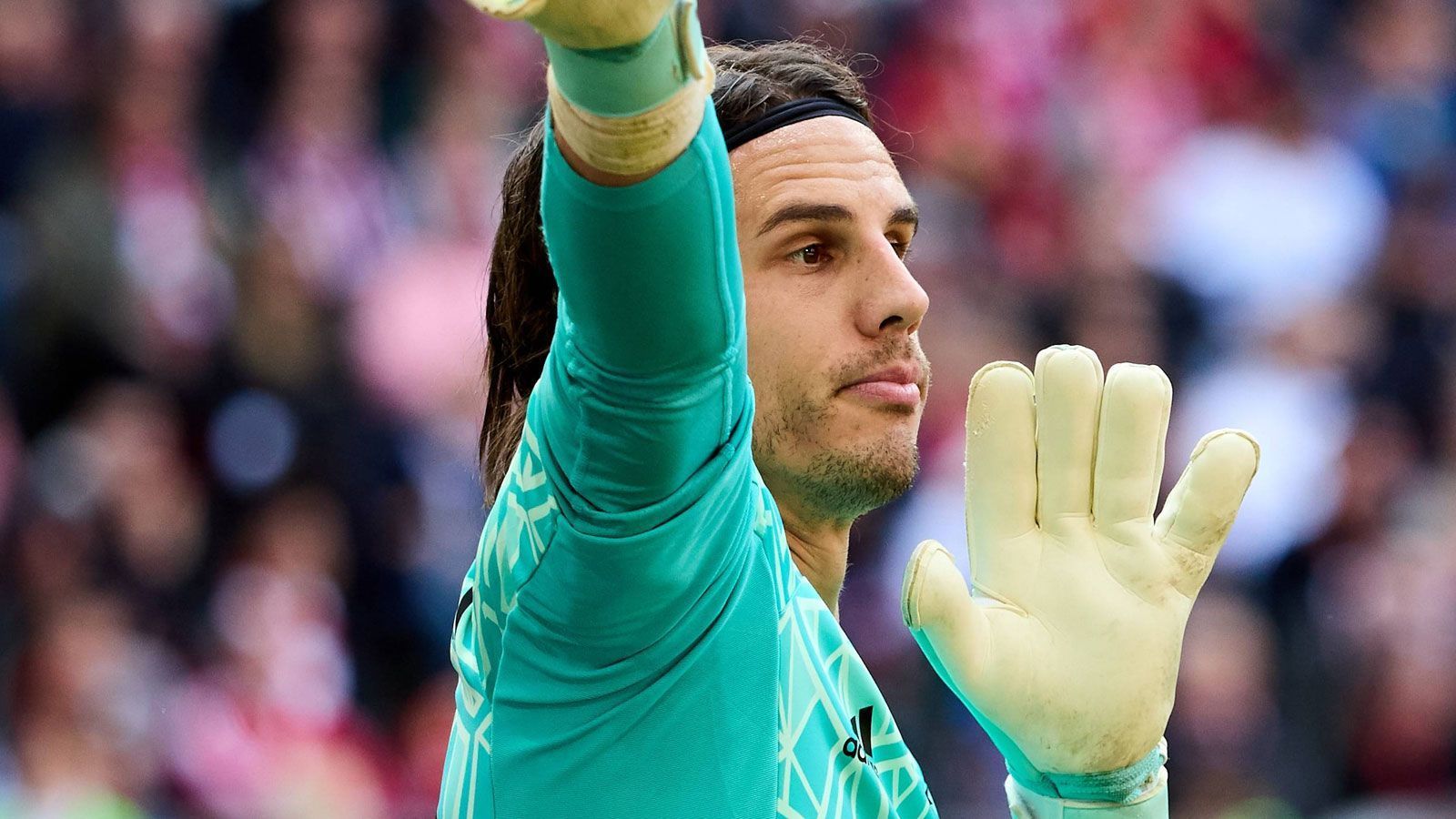 
                <strong>Yann Sommer </strong><br>
                Bei rund 80 Prozent Ballbesitz der Bayern nahezu beschäftigungslos. Hält seinen ersten Ball in der 84. Minute nach Schuss von Tousart. ran-Note: 3
              