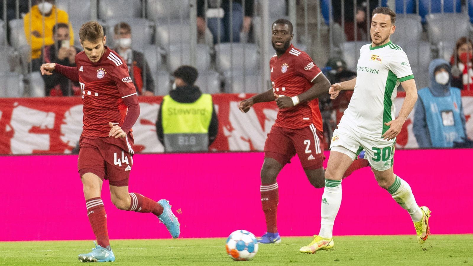 
                <strong>Josip Stanisic</strong><br>
                Rückt aufgrund Süles Verletzung und Nagelsmann Umstellung auf eine Viererkette in die Startelf. Macht seine Sache sehr ordentlich. Gewinnt hinten wichtige Zweikämpfe, ist viel unterwegs. Harmoniert vorne aber nicht so gut mit Sane wie auf der anderen Seite Hernandez und Coman. Trotzdem versucht er sich immer nach vorne mit einzuschalten. Eine solide Leistung für einen jungen Spieler, der einfach ins kalte Wasser geworfen wird. ran-Note: 3
              